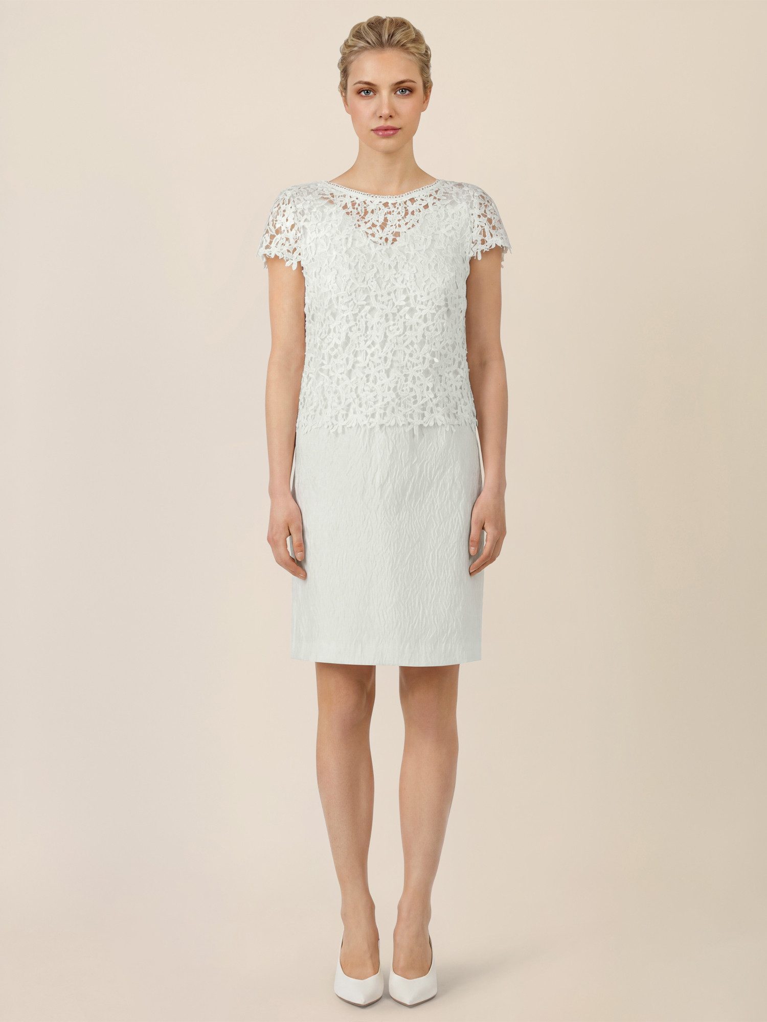 Apart Brautkleid mit floraler Struktur