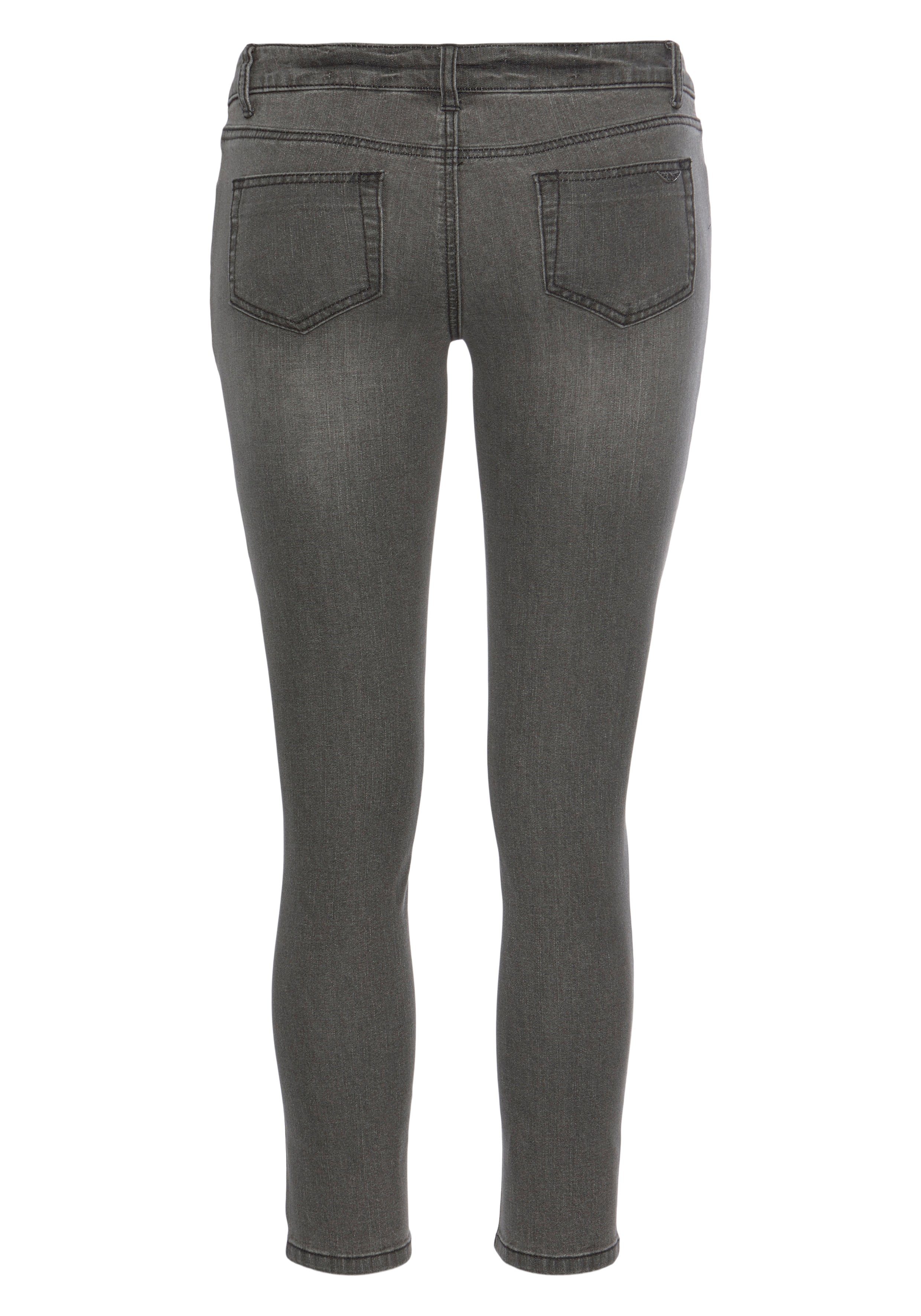 Arizona 7/8-Jeans mit Keileinsätzen extra-enger Schnitt, Used-Look-Waschung, niedrige Leibhöhe – Bild 4 von 5