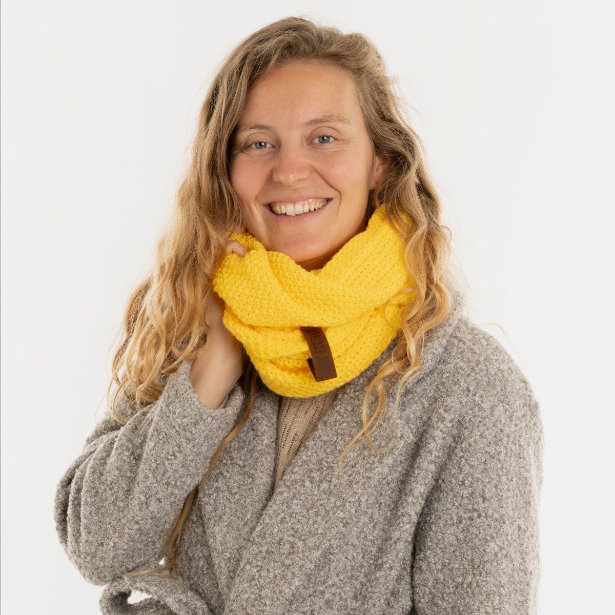 Knit Factory Strickschal Coco Loop Schal Canario Yellow One Size, (Set, 1-St. Spar-Set), Schal Damen Herren set loop tücher schals winter Strick Mode herbst