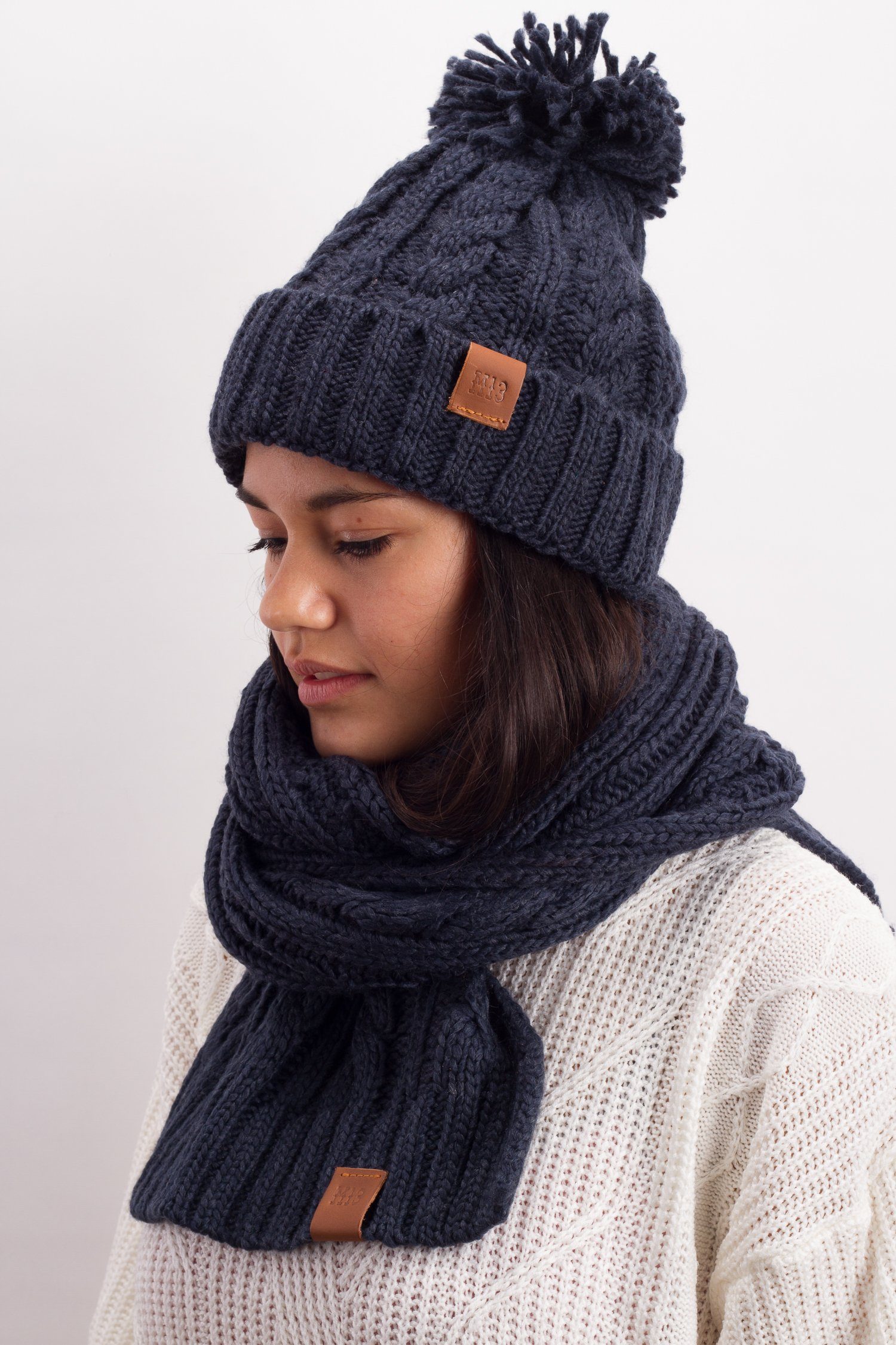 Bommelmütze Knit Strick-Look Manufaktur13 im Bommelmütze/Wintermütze Navy Beanie - Rough