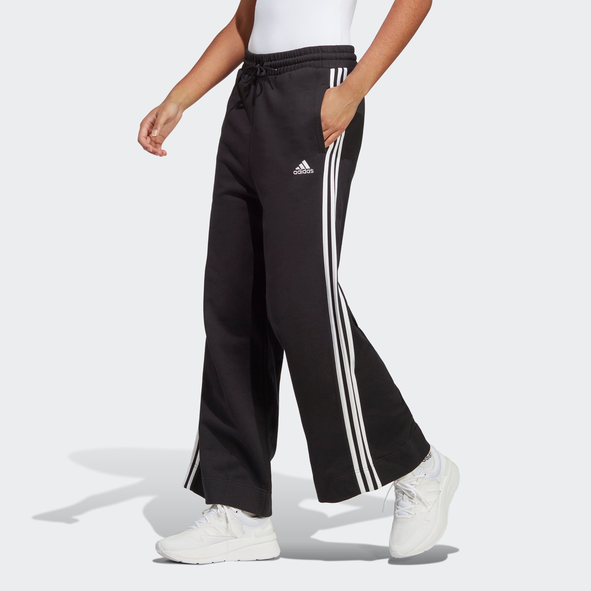 adidas Sportswear Sporthose ESSENTIALS 3STREIFEN FRENCH TERRY WIDE HOSE  (1-tlg), Eine weite, fließende Hose mit lässigem Style.