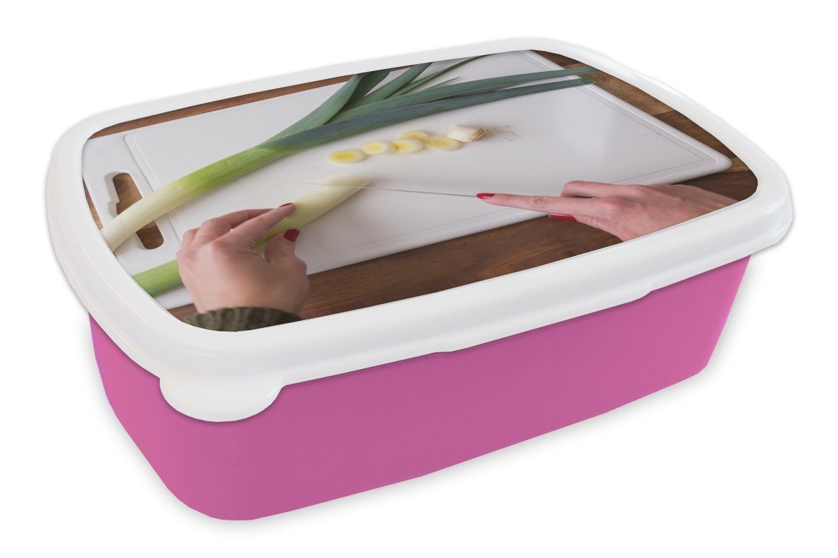 MuchoWow Lunchbox Schneiden von Lauch auf einem Schneidebrett, Kunststoff, (2-tlg), Brotbox für Erwachsene, Brotdose Kinder, Snackbox, Mädchen, Kunststoff rosa