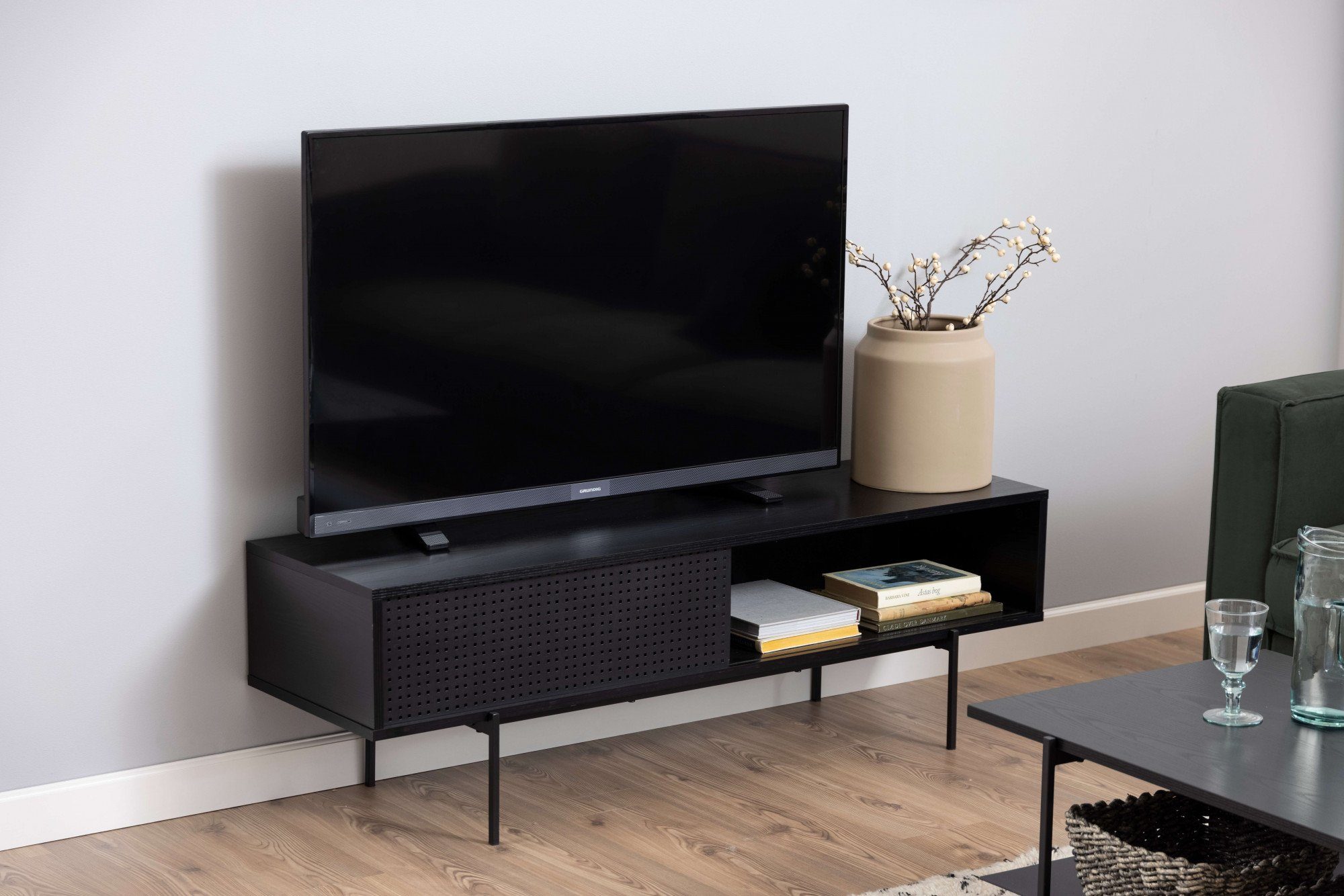 Tisch 1 ACTONA eine TV-Bank,TV ermöglicht Schiebetür Design ordentliche TV-Schrank und 44,50 Kabel Organisation mit Höhe der Modernes GROUP cm, Angus saubere schwarz.