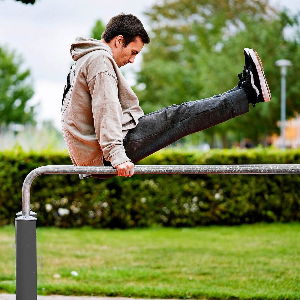 Kompan Kraftstation Outdoor-Fitnessgerät Barren, Pfosten aus Stahl halten allen Wetterbedingungen stand