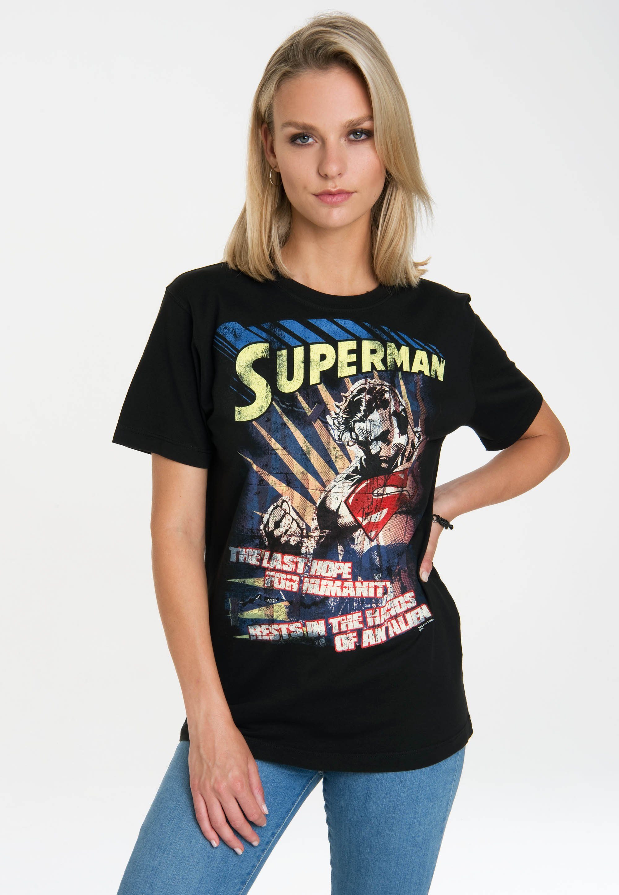 LOGOSHIRT T-Shirt Superman Originaldesign, Last lizenziertem Hope The - geradem Rundhals-Ausschnitt mit klassischem mit In Schnitt