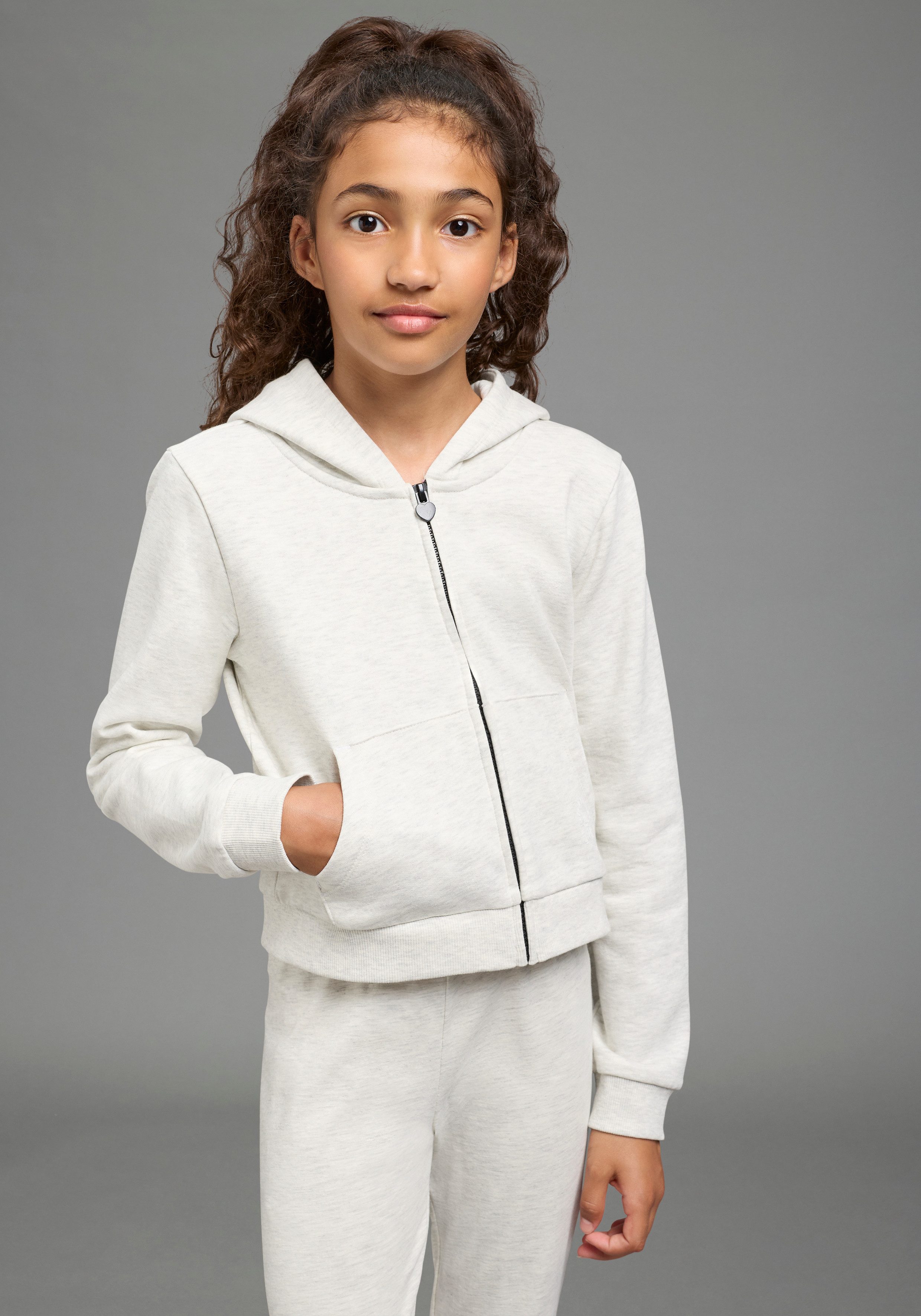 H.I.S Kapuzensweatjacke Kurzgeschnittene Sweatjacke mit H.I.S Logoprint für Mädchen Für TEENS. Sweatjacke in modischer Kurzform und Zipper