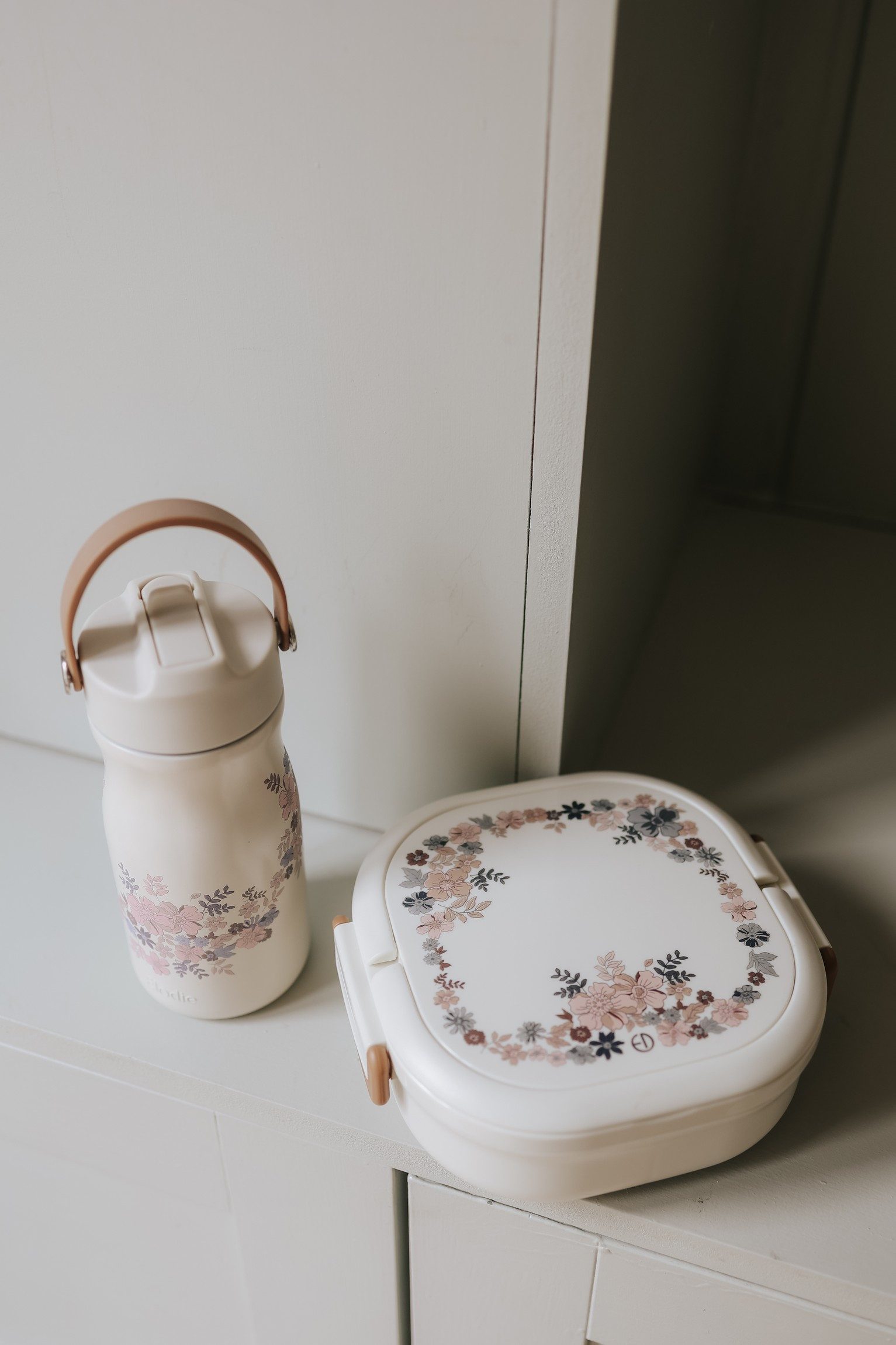 Elodie Lunchbox Elodie Details - Lunch Brotbox - Blue Garden - 17x18,5x7 cm, Kunststoff – Bild 4 von 5
