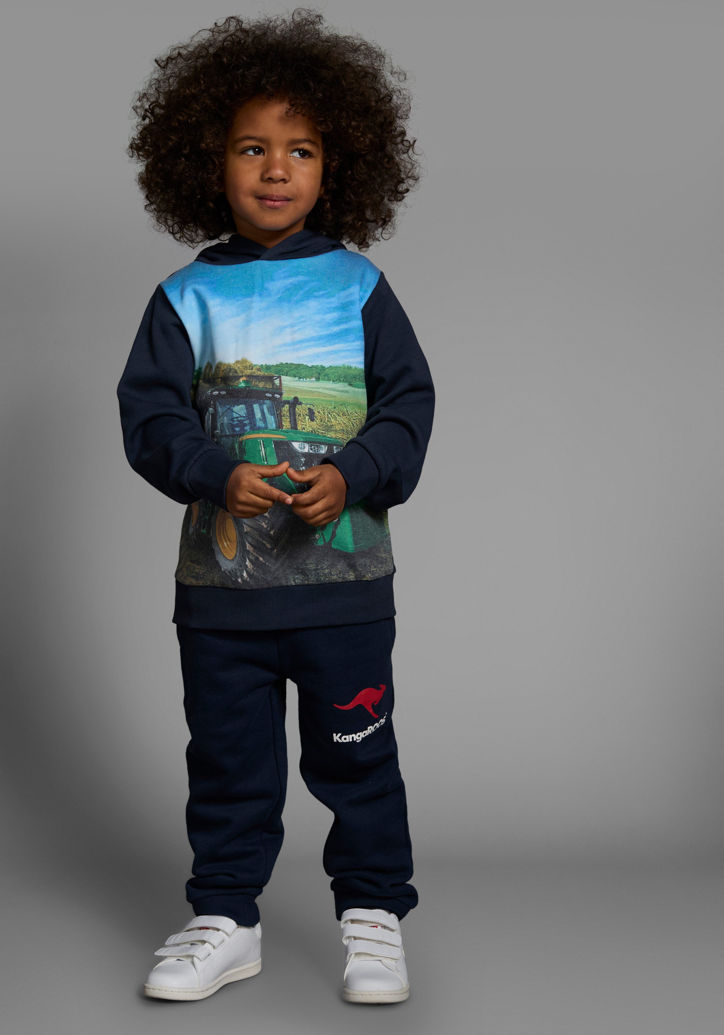KIDSWORLD Kapuzensweatshirt Traktor - Fotodruck bedrucktes Design, aus angerauter Sweatware, mit Rippbündchen