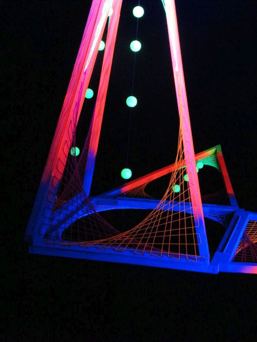 PSYWORK Schwarzlicht 3D UV-aktiv, "Convertible unter leuchtet Dekoobjekt Schwarzlicht Stern 3m, Fadendeko StringArt Pyramid",