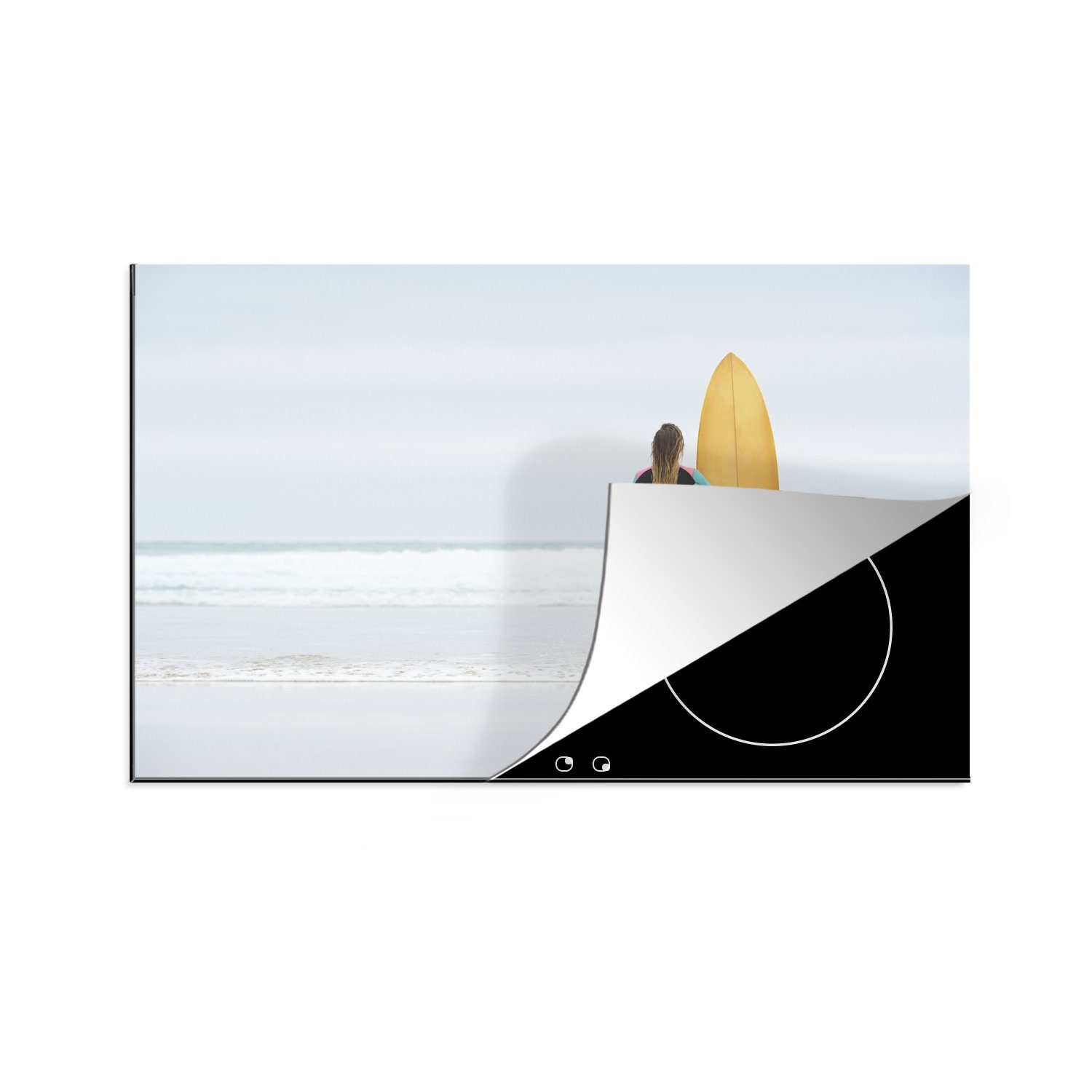 MuchoWow Herdblende-/Abdeckplatte Weibliche Surferin steht neben dem Surfbrett, Vinyl, (1 tlg), 81x52 cm, Induktionskochfeld Schutz für die küche, Ceranfeldabdeckung
