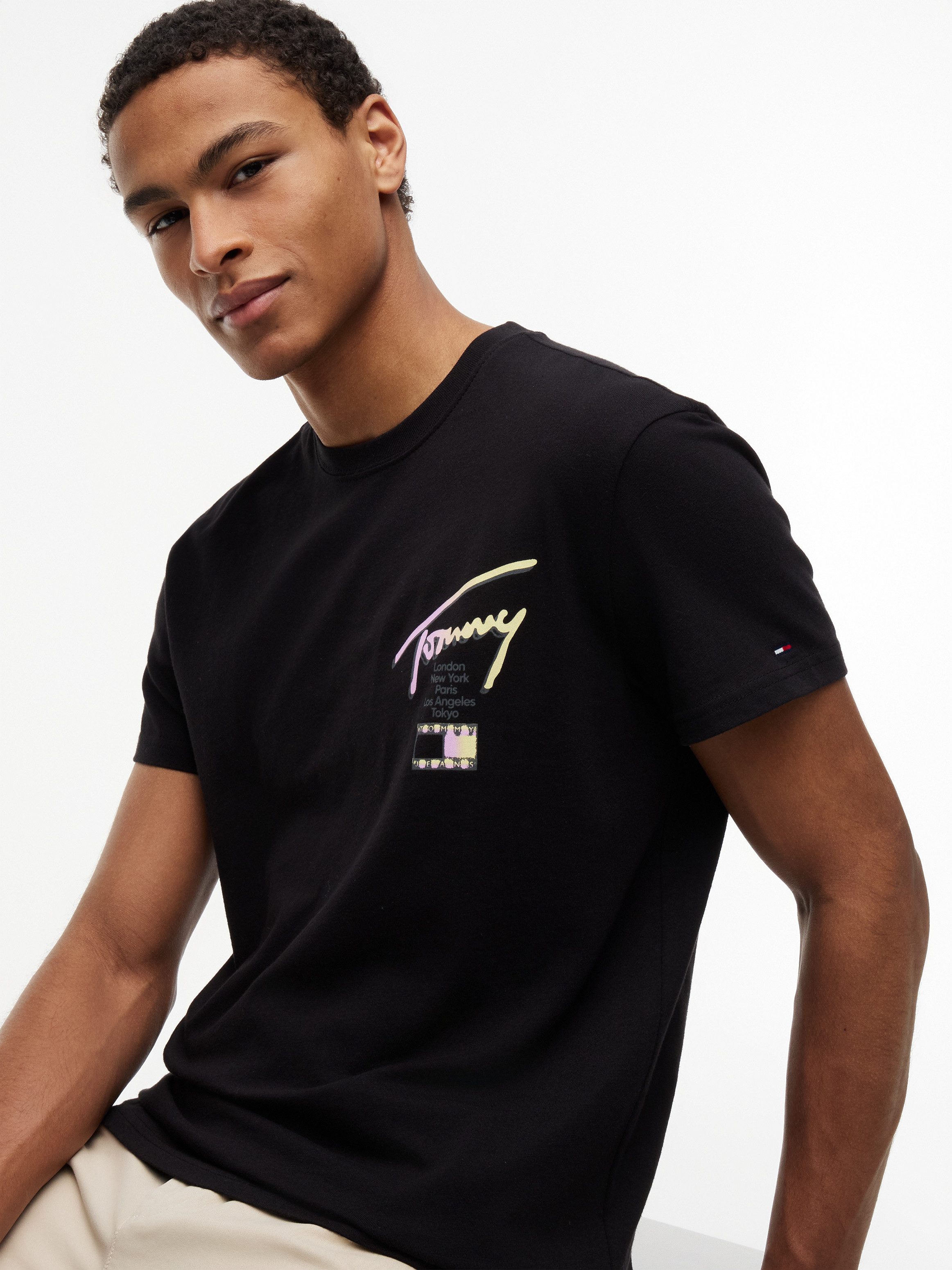 Tommy Jeans T-Shirt TJM REGULAR CITY SIGNATURE mit Tommy-Signatur-Logo auf dem Rücken