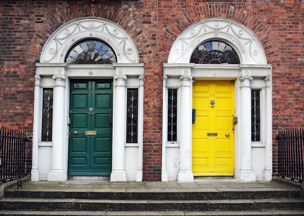 Papermoon Fototapete Dublin Türen
