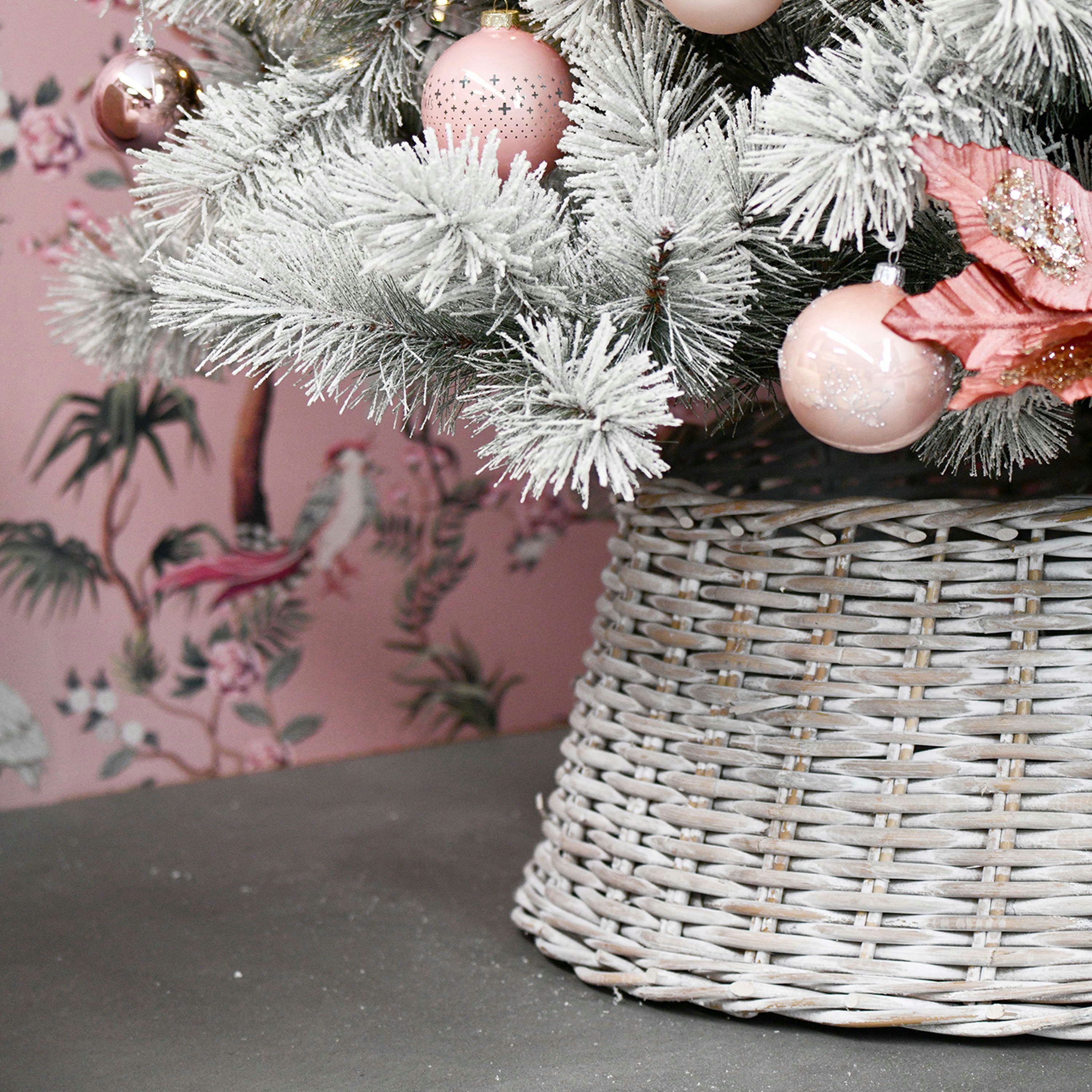 artplants Weihnachtsbaumdecke Weihnachtsbaumkorb Macario aus Rattan, weiß gekalkt, 26cm, Ø60cm