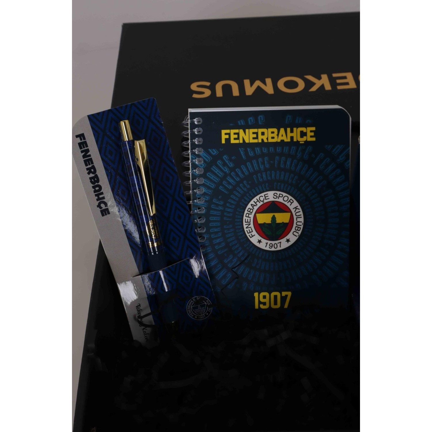 Jungengel Geschenkbox Fenerbahce Geschenkset Tasse Notizbuch Lizenziert Fanartikel 1907 (Fanartikel-Set, 4 St., Geschenkset mit Tasse, Notizbuch und Kugelschreiber), Offizielles Fenerbahce Fan-Set Tasse, Notizbuch, Stift & Geschenkbox