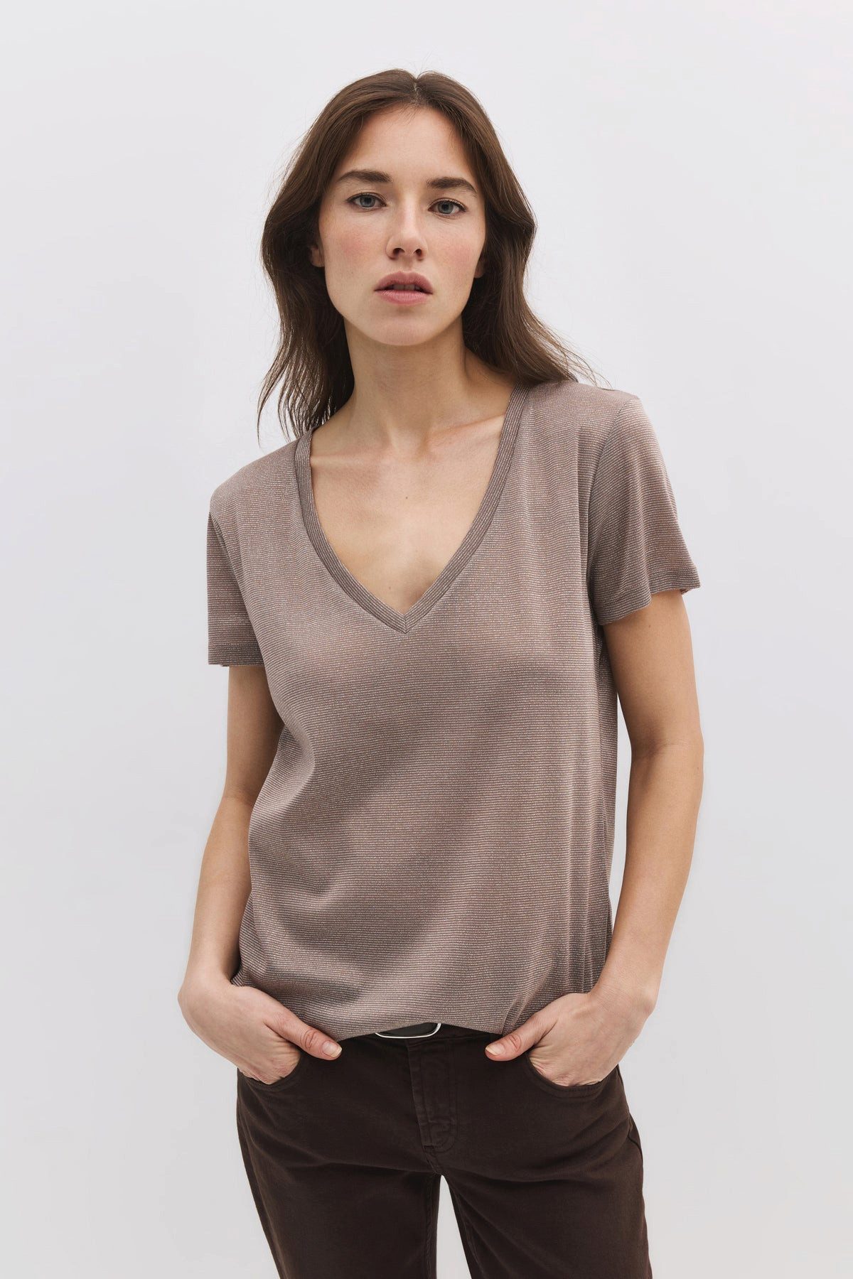 T-Shirt Glänzendes Basic-T-Shirt mit V-Ausschnitt