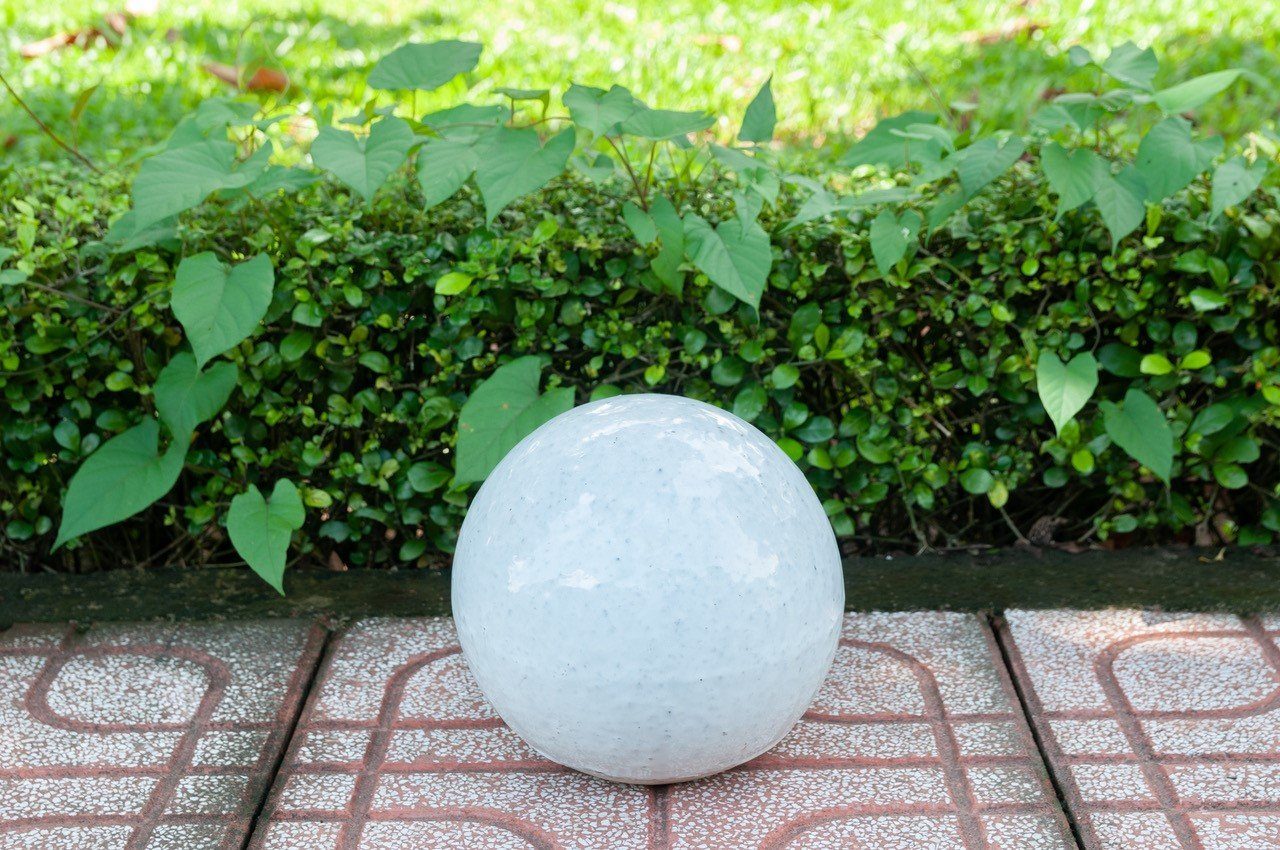 Dekokugel Grau-Weiß, 12cm Teramico Gartenkugel 100% Rosenkugel Keramik Frostfest