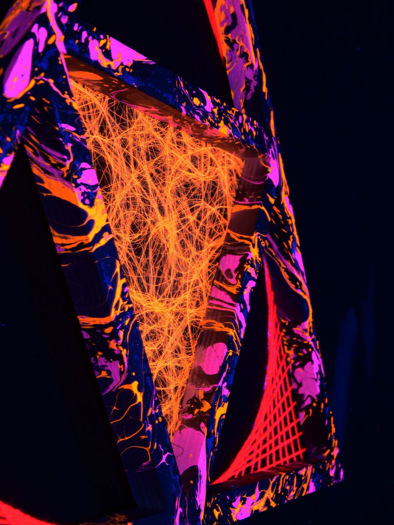 PSYWORK Dekoobjekt Schwarzlicht Psy Mind leuchtet StringArt Change 65cm, "Dark Pink UV-aktiv, unter Schwarzlicht Triangle"