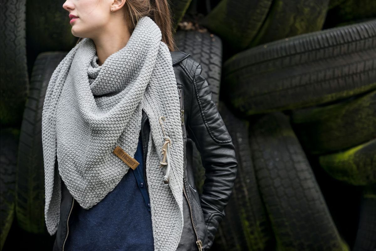 Knit Factory Schal Coco Dreiecksschals 190x85 cm Glatt Grau, (1-St), Schal günstig online kaufen