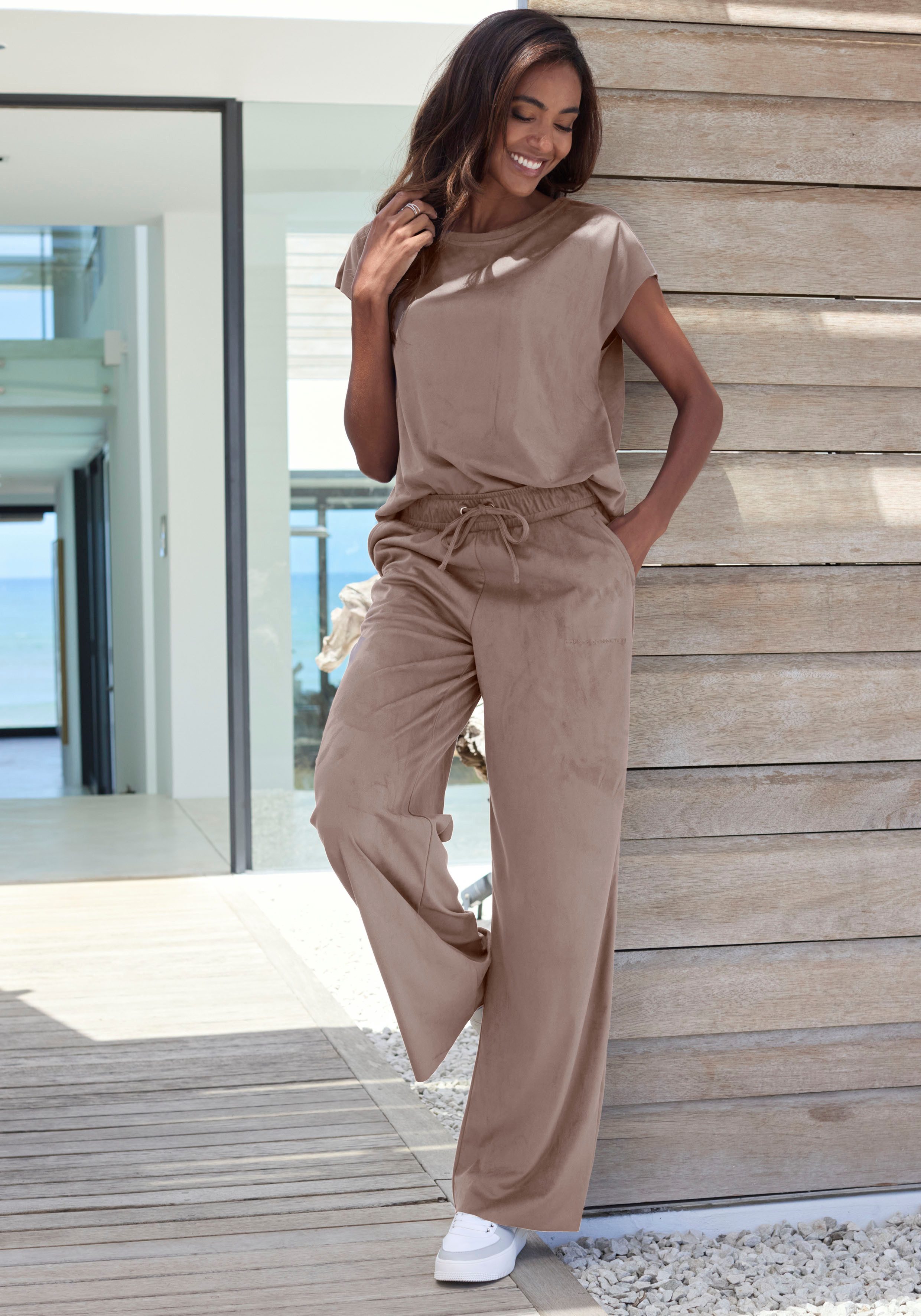 French Connection T-Shirt aus Veloursleder-Imitat mit kleiner Stickerei, Loungewear – Bild 3 von 5
