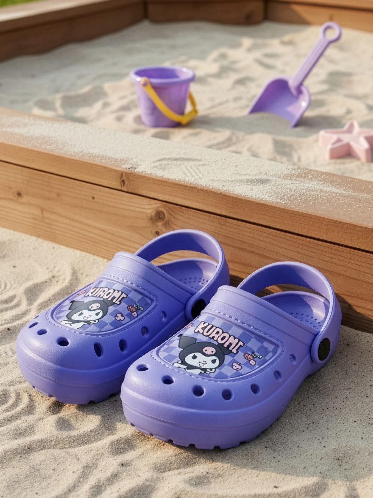 United Labels® Hello Kitty Clogs Kuromi kariert Sandalen Pantoletten Hausschuhe Badesandale