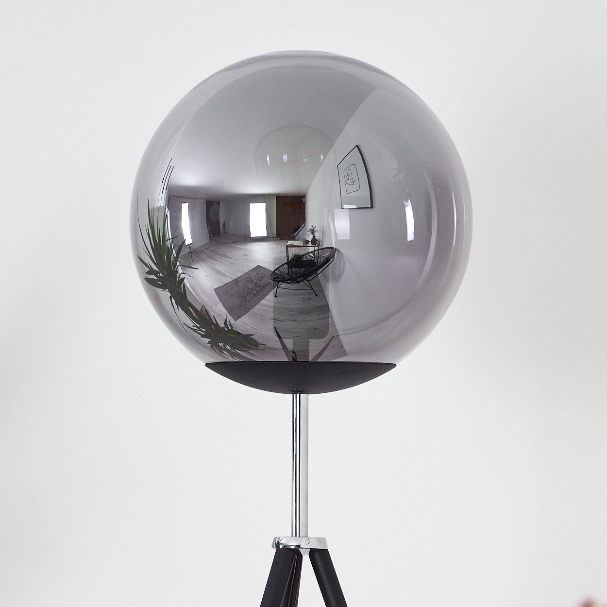 hofstein Stehlampe »Serina« Stehleuchte aus Metall in schwarz, ohne Leuchtmittel, Kugelschirm Glas in chrom/Rauchfarben, E27, Schalter. € 139,99