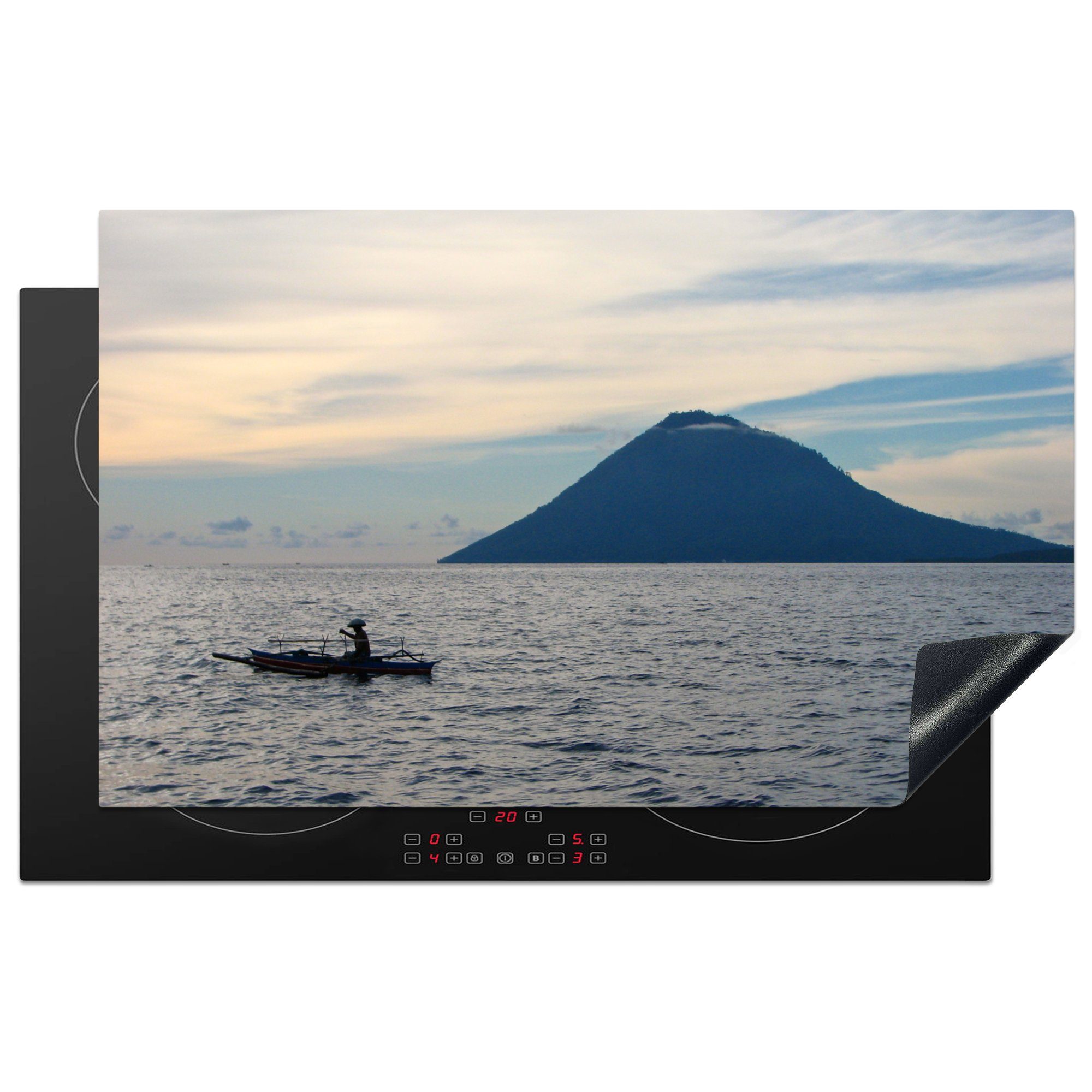 MuchoWow Herdblende-/Abdeckplatte Boot zur Insel Manado Tua im Bunaken-Nationalpark, Vinyl, (1 tlg), 83x51 cm, Ceranfeldabdeckung, Arbeitsplatte für küche