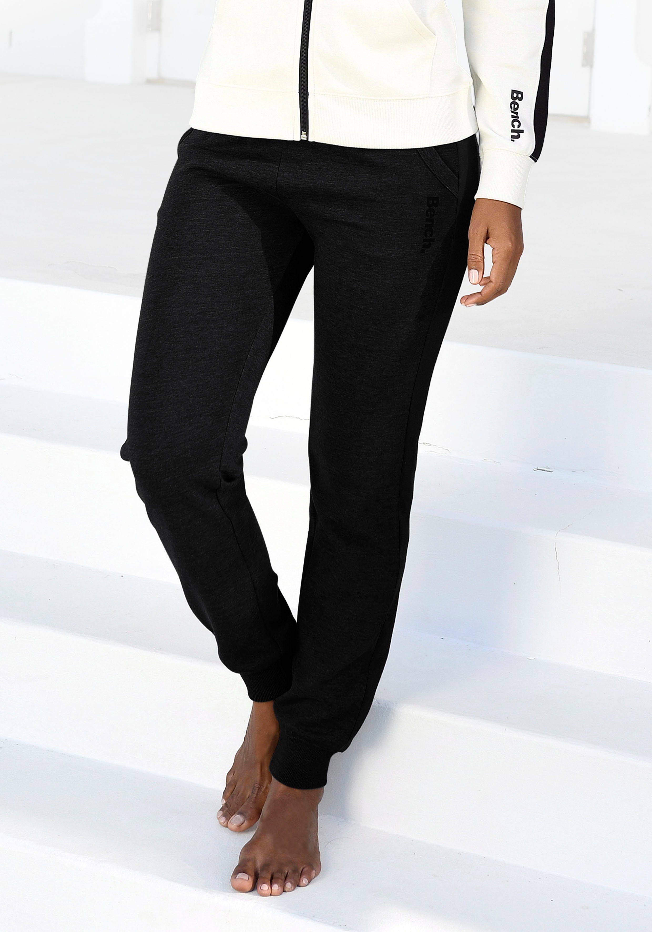 schwarz schmalem Loungeanzug mit Bench. Sweathose Bein, und Loungewear Seitenstreifen