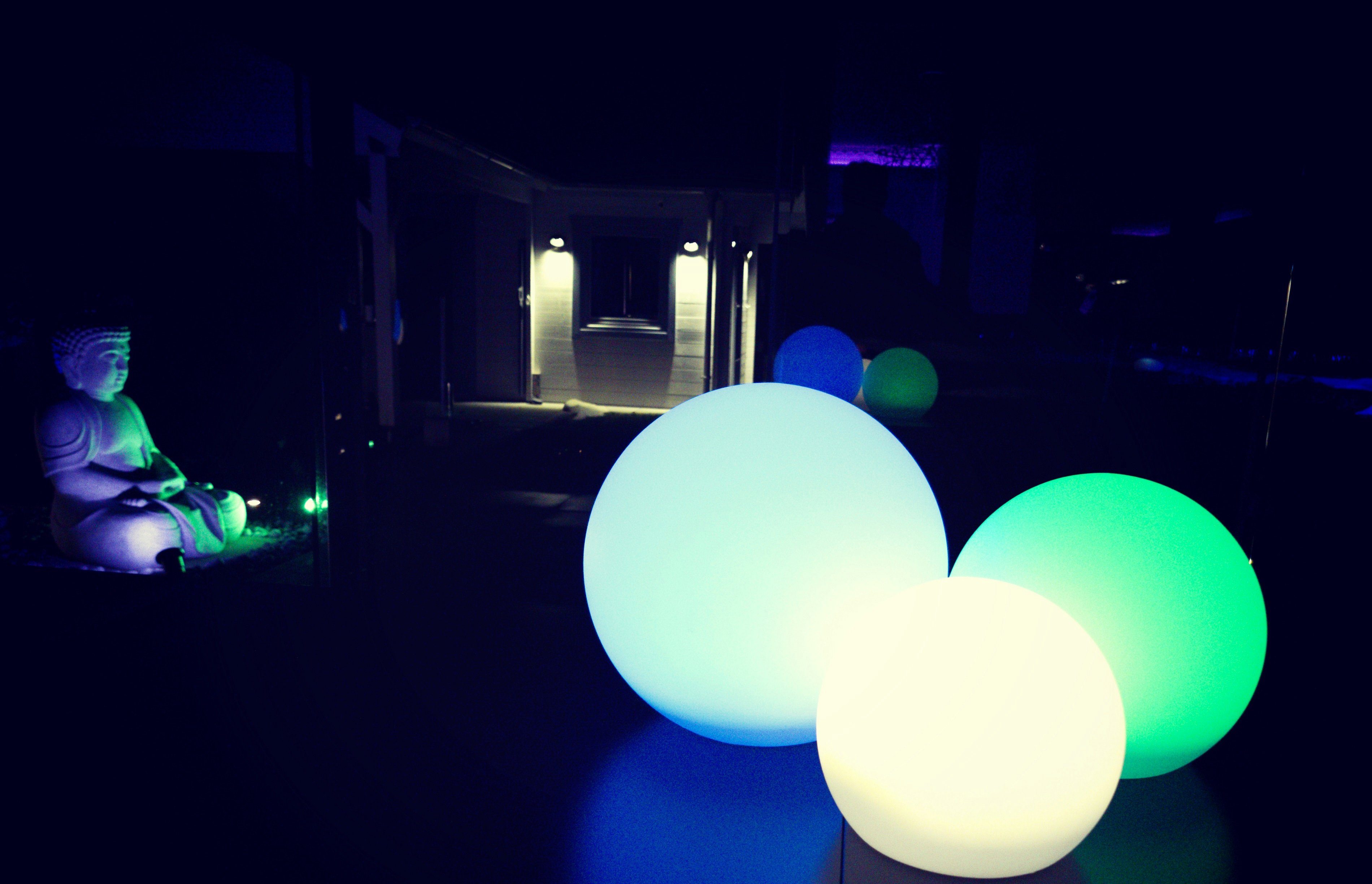 TRANGO LED Gartenleuchte, RGB Farbwechsel, 3er Set SO-202030 IP44 LED-Solarleuchte in 20-20-30cm Durchmesser Weiß matt mit 3000K warmweiß LED & RGB Farbwechsel LED *SNOWY* Solarkugel Leuchtkugel, Außenleuchte, Kugellampe, Gartenleuchte