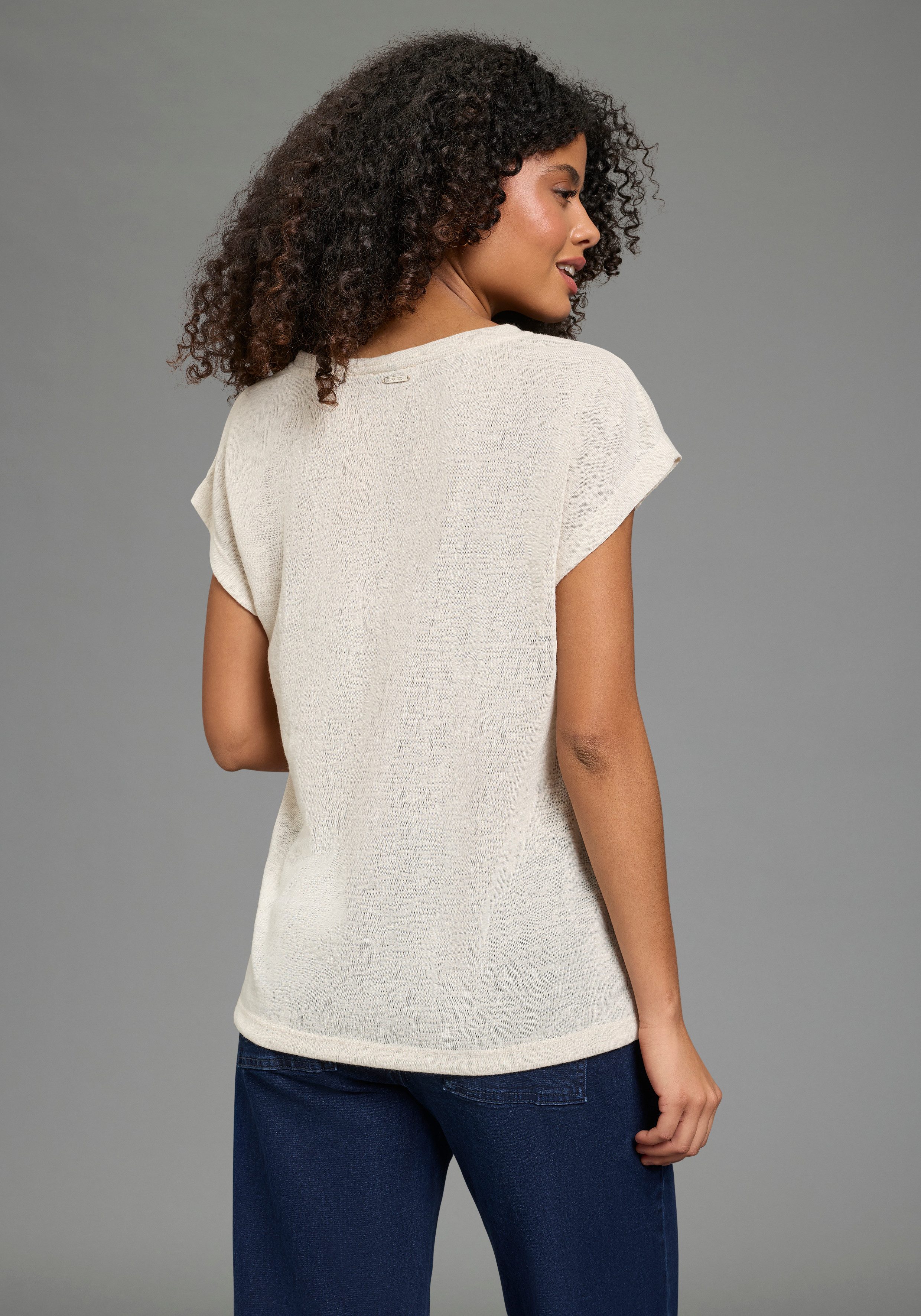 Laura Scott T-Shirt in strukturierter Leinen-Optik mit V-Ausschnitt. € 24,99, (€ 24,99 pro 1 Stk).