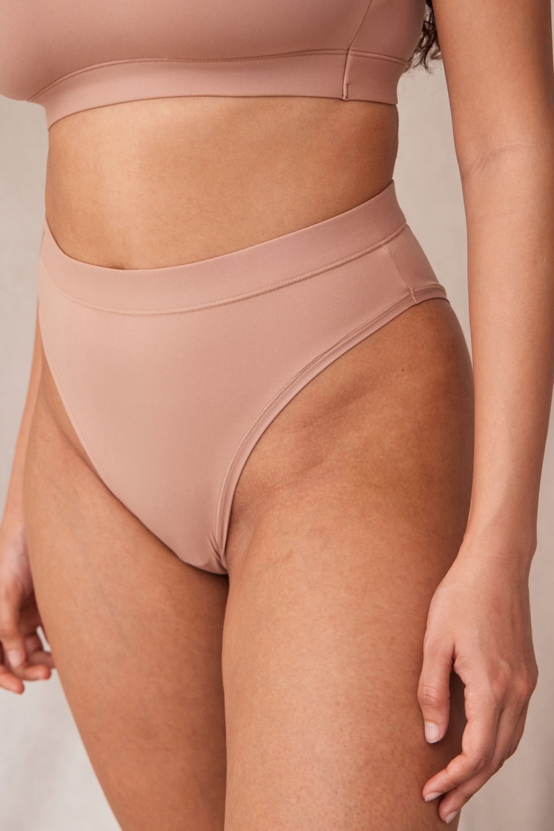 Next High-Waist-Slip Self. Glättender Slip mit hohem Bund und Bein (1-St)