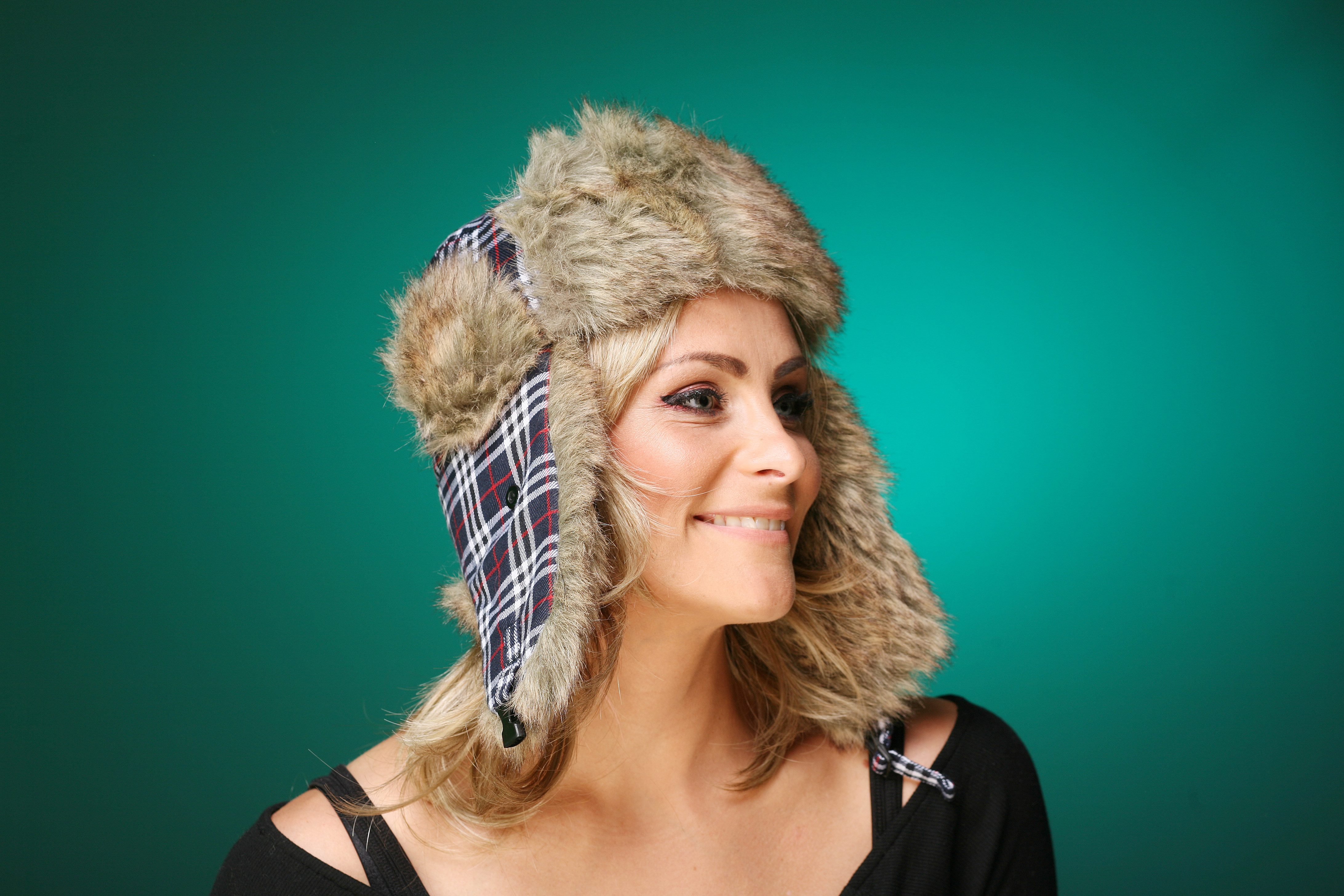 DanCarol Ohrenwärmer DC-W-484-Trendy Mütze mit Ohrenklappen und Verschluß am Hals