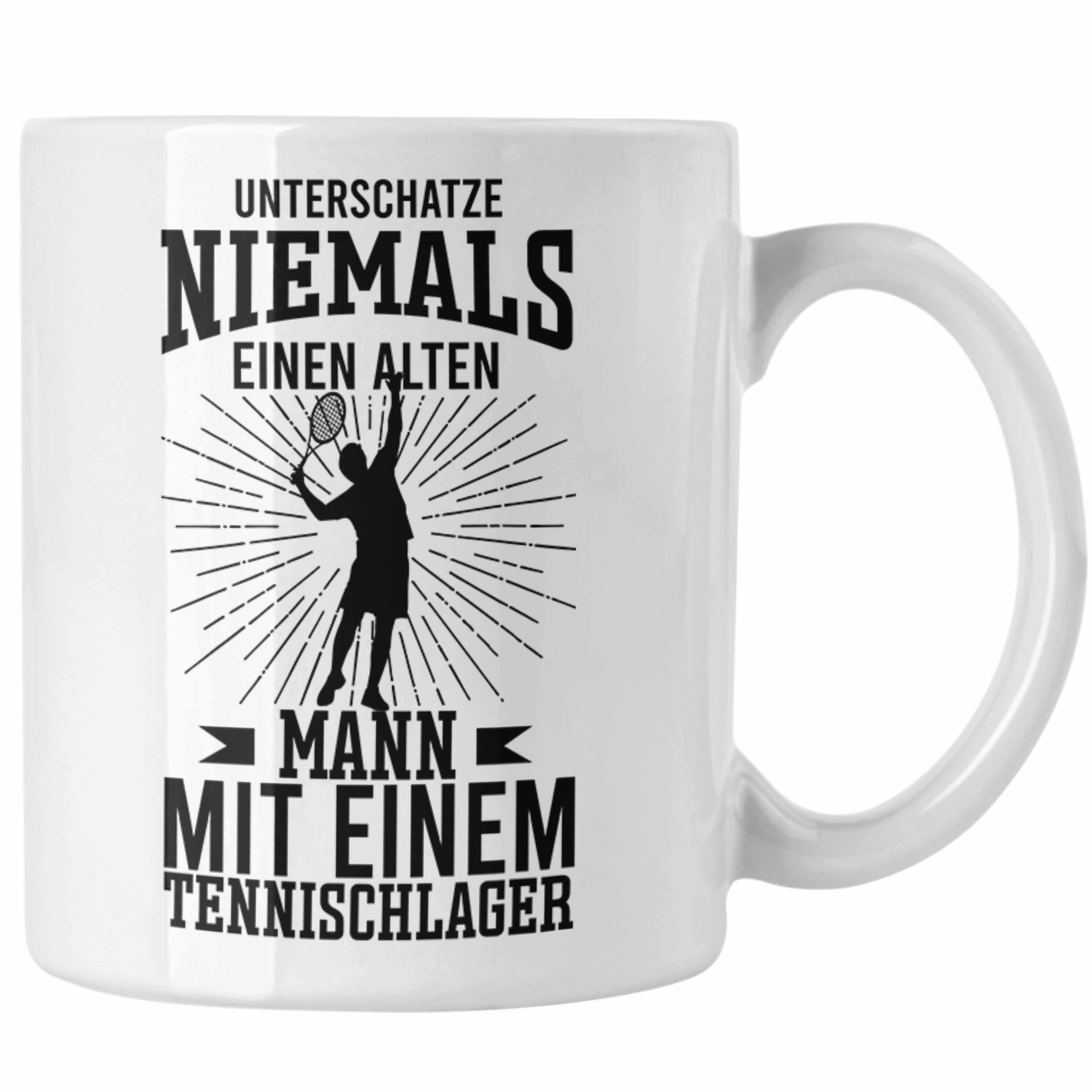 Trendation Tasse Trendation - Tennis Tasse Geschenk für Tennisspieler mit Spruch Unterschätze Niemals EInen Alten Mann für Männer Frauen Tennis-Trainer Coach Weiss