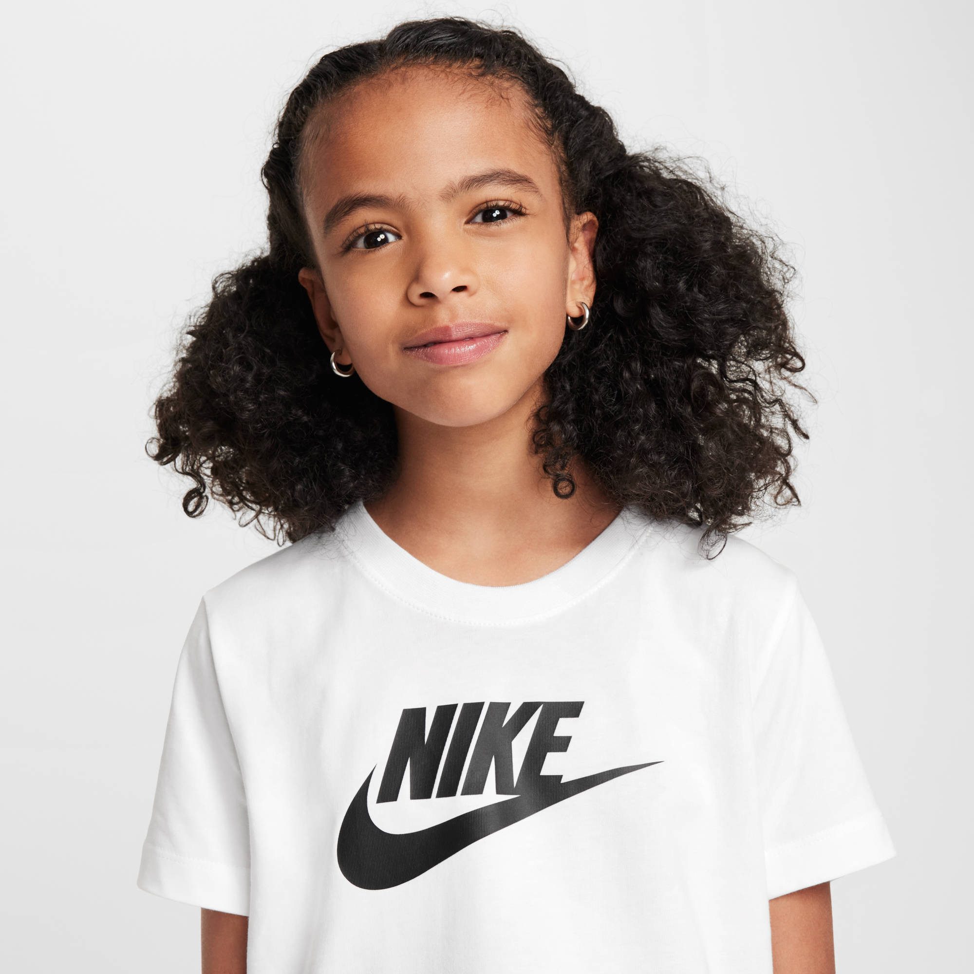 Nike Sportswear Laufshirt Nike Sportswear Big Kids' (Girls) Cropped T-Shirt für Jugendliche, für sportliche Aktivitäten, aus weicher Baumwolle