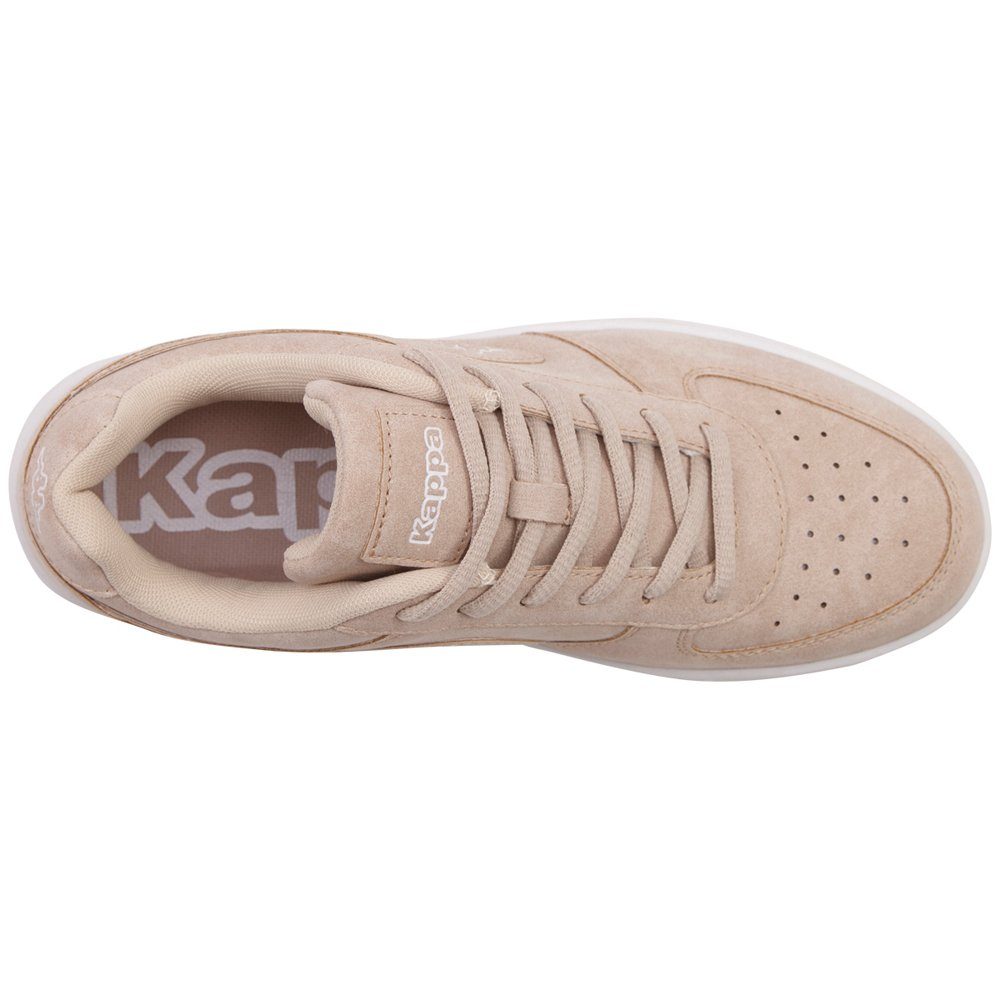 in Retro angesagtem sand-white Kappa Sneaker Look