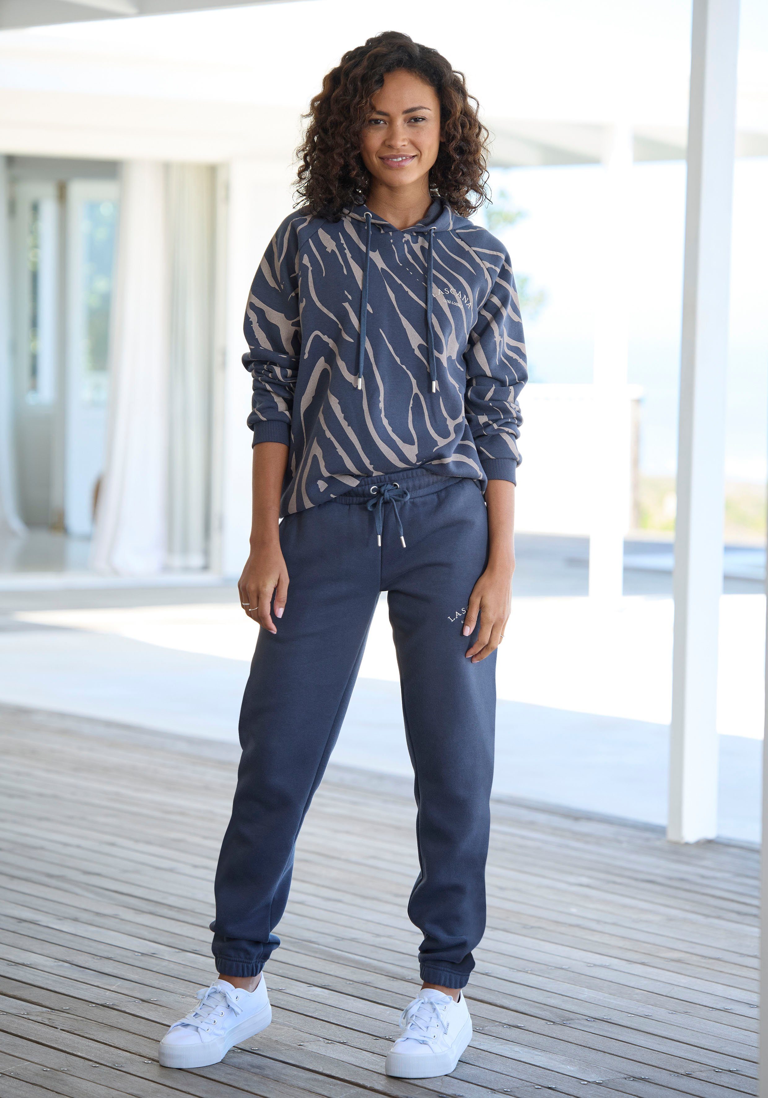 LASCANA Sweathose Loungehose mit seitlichen Taschen und Logostickerei, Loungewear