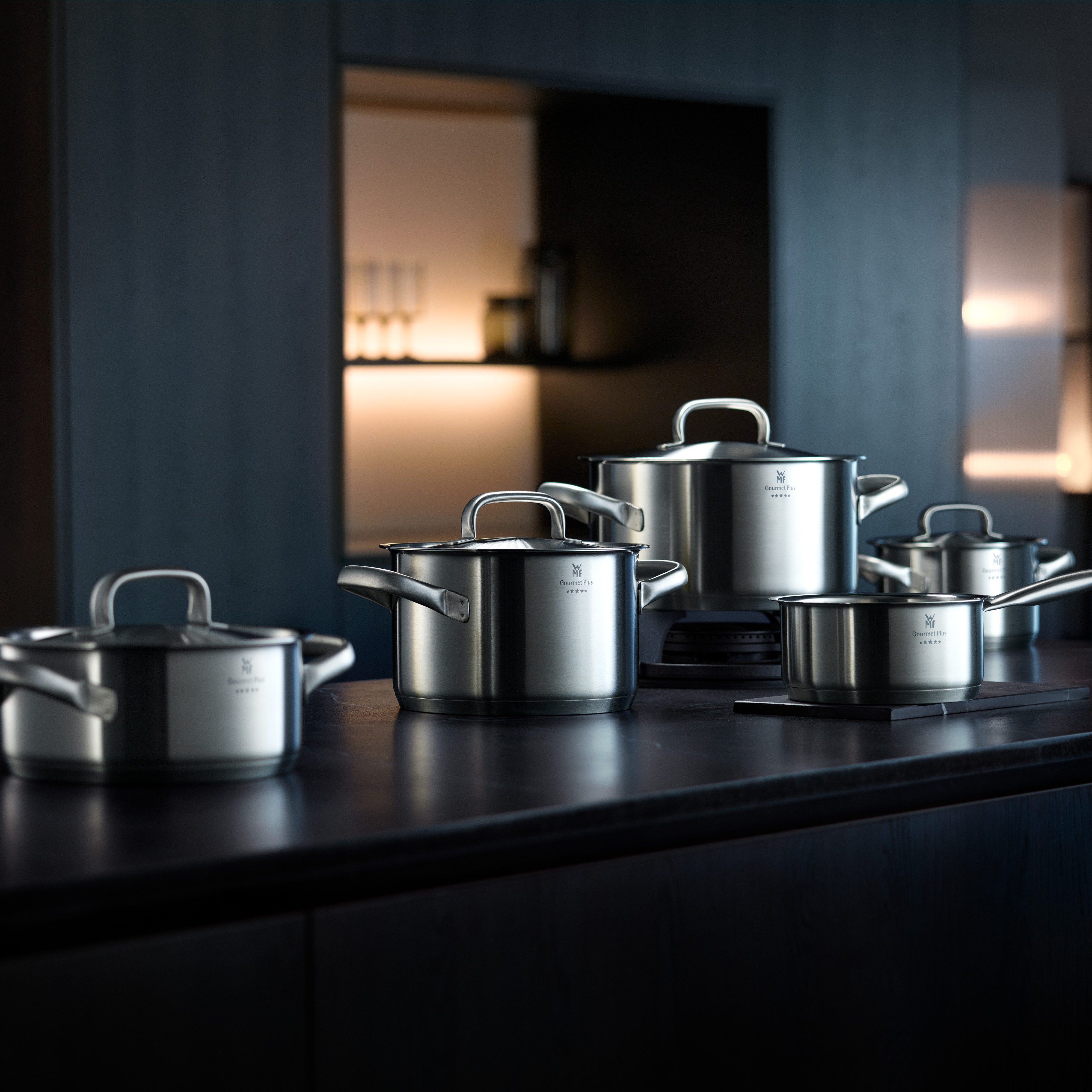 WMF Kochtopf Gourmet Plus, Cromargan® Edelstahl Rostfrei 18/10 (2-tlg), wärmeduzierende Hohlgriffe, Innenskalierung, breiter Schüttrand