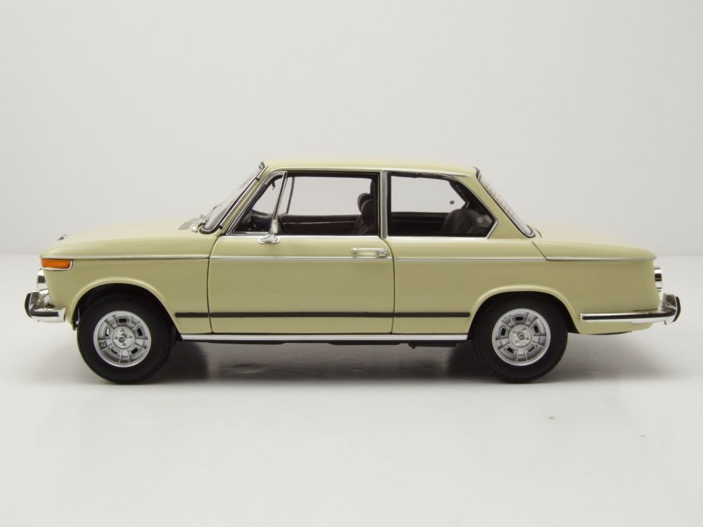Kyosho Modellauto BMW 2002 Tii 1972 beige, Maßstab 1:18