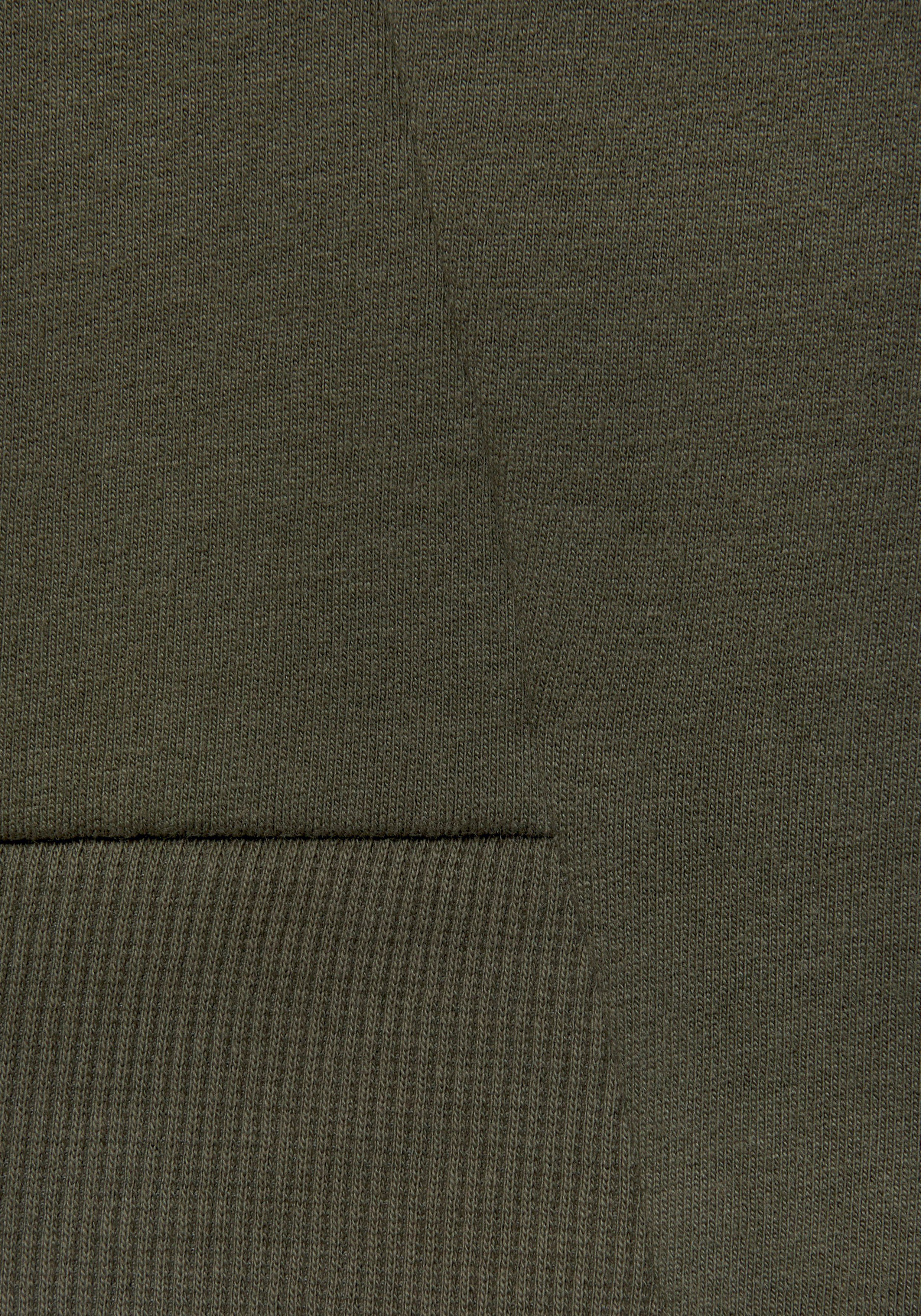 Loungewear Kapuzensweatjacke sportlichen dunkelgrün Teilungsnähten, mit Bench. Loungeanzug