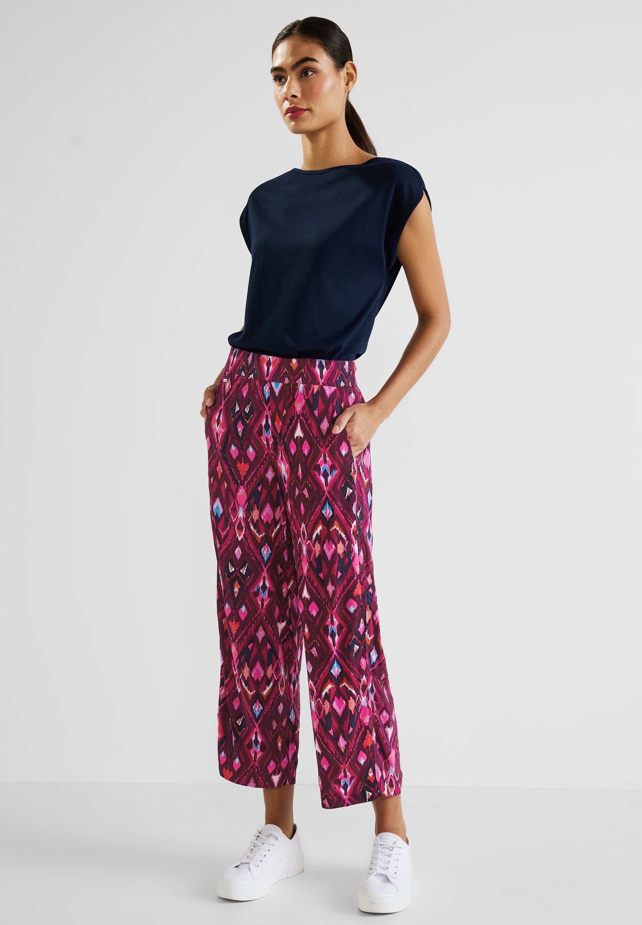 Loose Hose mit Stoffhose berry ONE tamed Ikatprint Fit STREET