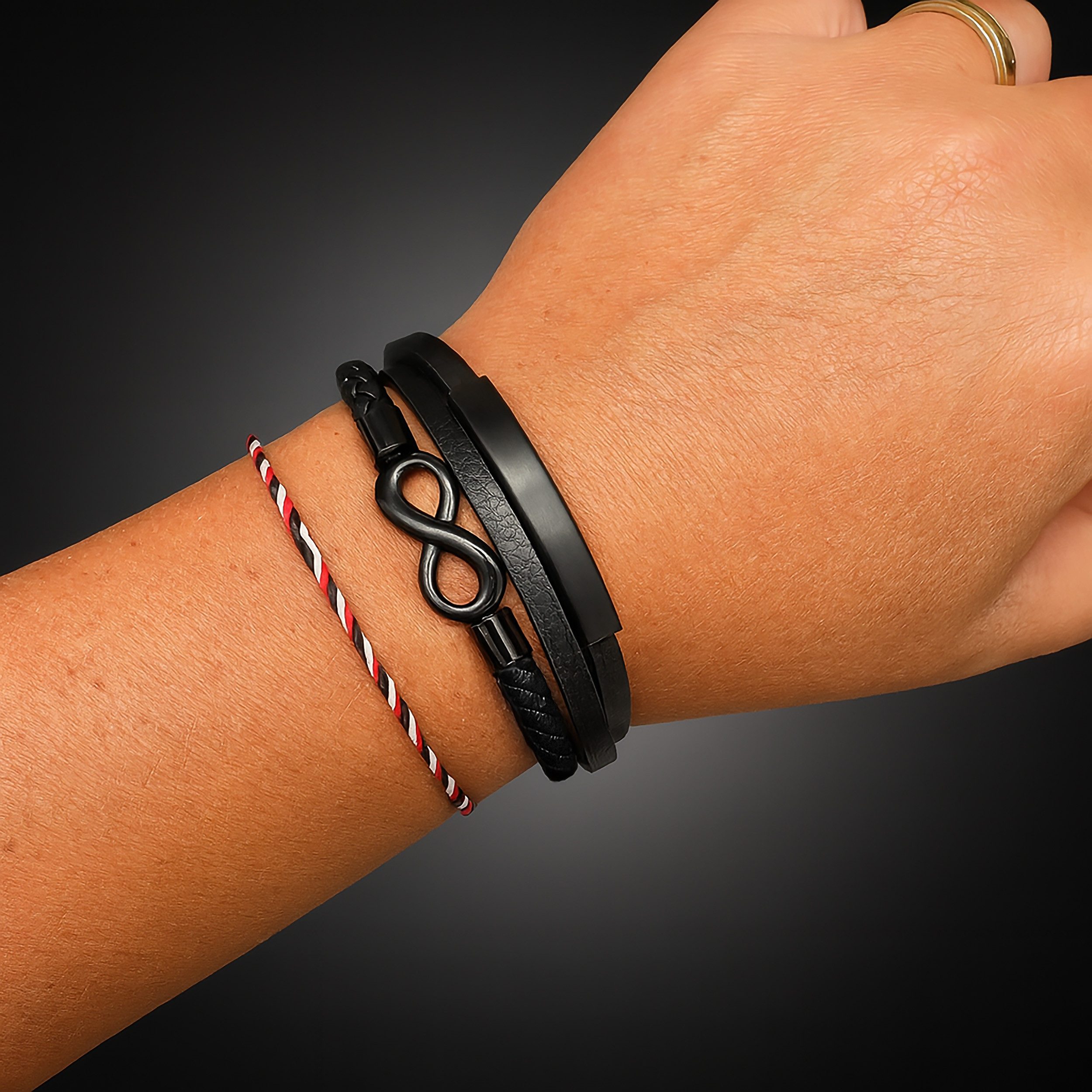 UNIQAL.de Lederarmband Unisex Schwarz & Silber mit Unendlichkeit Symbol – „NICE INFINITY“ (Elegant verarbeitet, langlebig und angenehm zu tragen – das ideale Geschenk für Männer & Frauen., Echtleder, Edelstahl, Magnetverschluss mit Verlängerungsglied), Handgefertigt in Deutschland