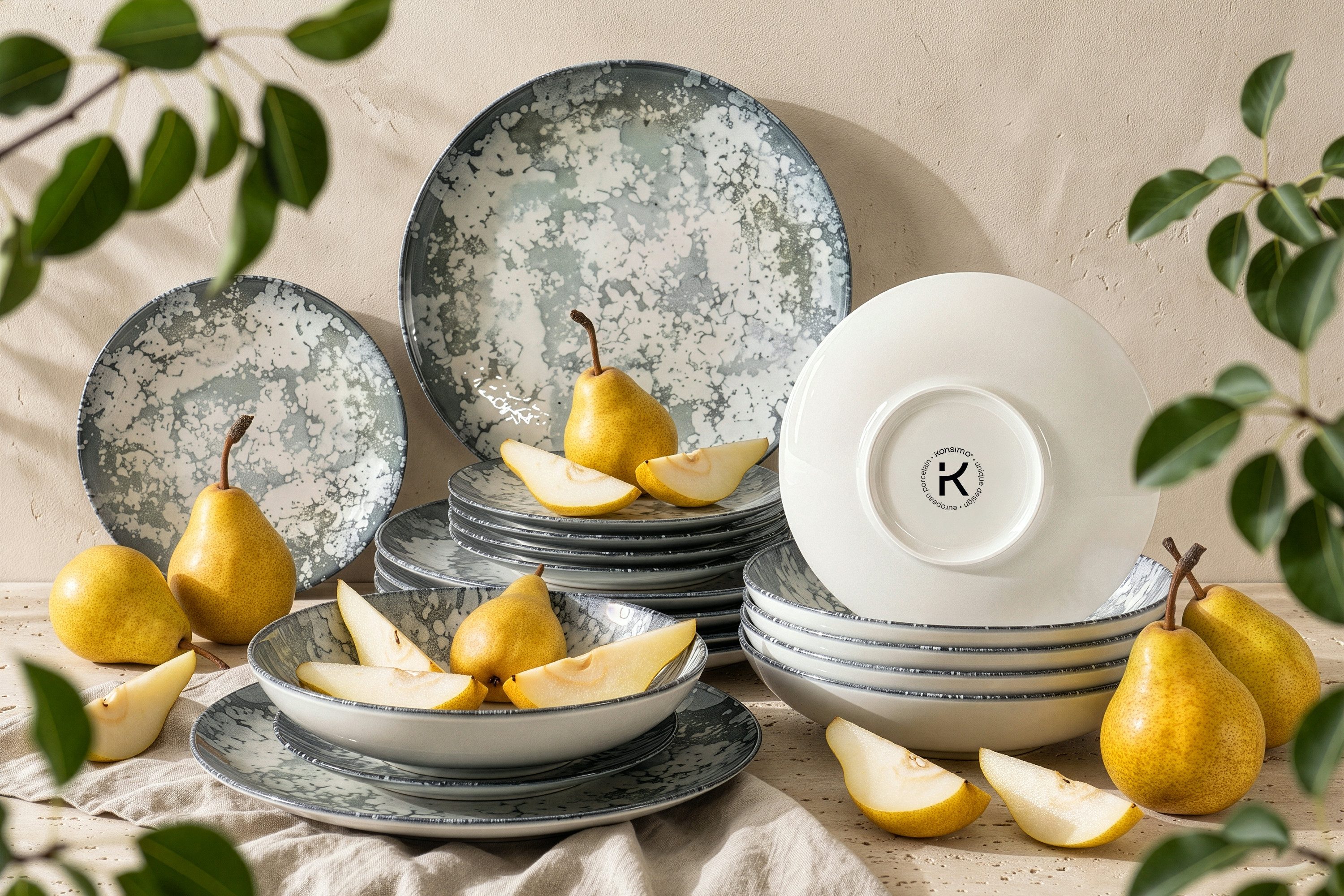 KONSIMO® Tafelservice FINGO Geschirr-Set, hergestellt in der EU, (18-tlg), 6 Personen, Porzellan, spülmaschinengeeignet, mikrowellengeeignet, Rundform, Hartporzellan