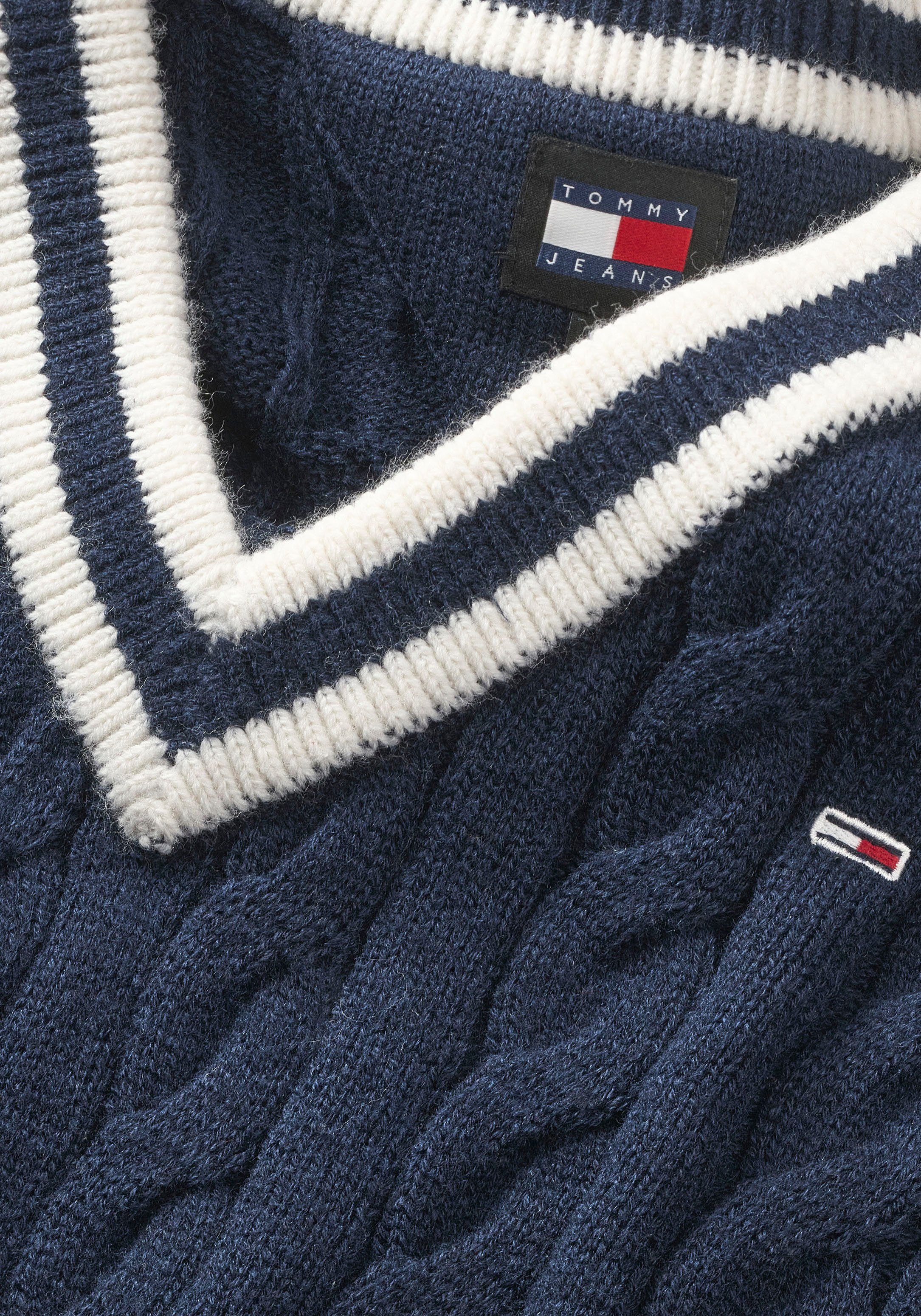 V-NECK Logostickerei TJW mit SWEATER Dark_Night_Navy Tommy V-Ausschnitt-Pullover Jeans CABLE