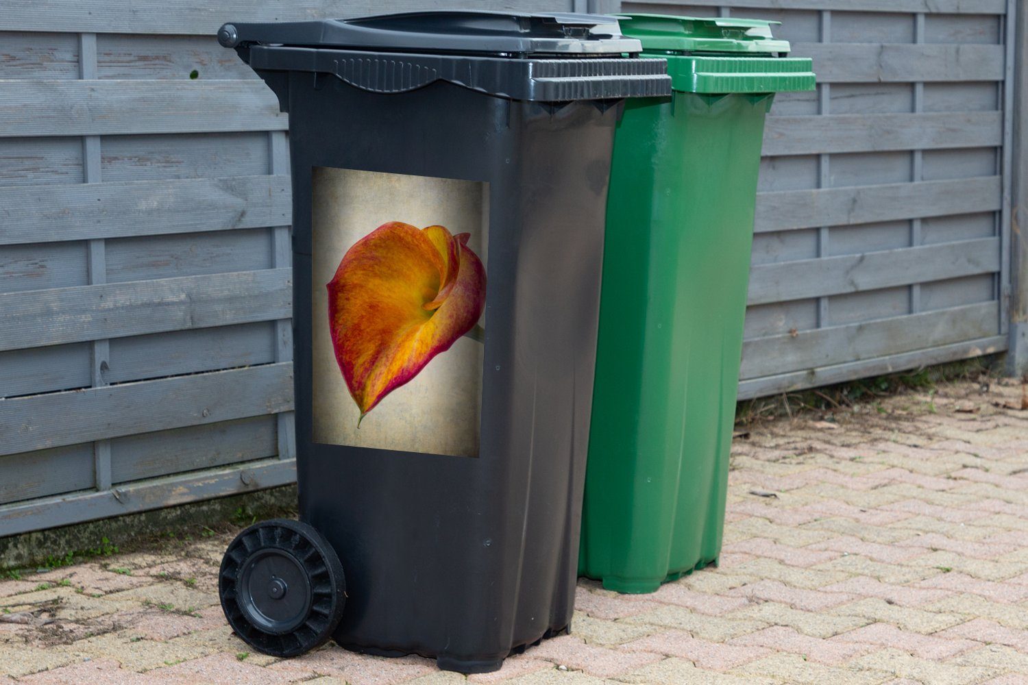 Abfalbehälter roten MuchoWow Container, Sticker, (1 Mülleimer-aufkleber, Wandsticker und einer St), orangefarbenen Mülltonne, Nahaufnahme Calla-Blume