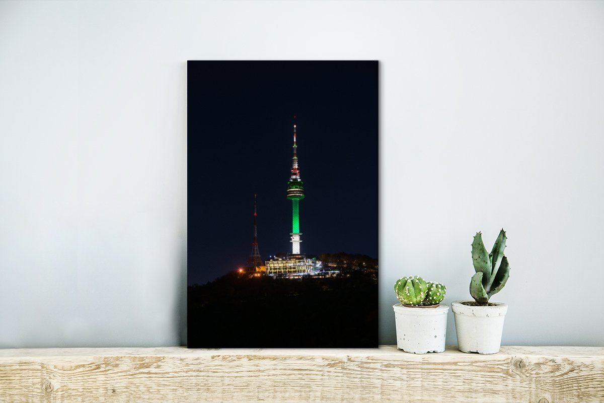 Tower St), OneMillionCanvasses® (1 Gemälde, Leinwandbild N-Seoul Zackenaufhänger, cm fertig bespannt Leinwandbild inkl. - Nacht - Licht, 20x30