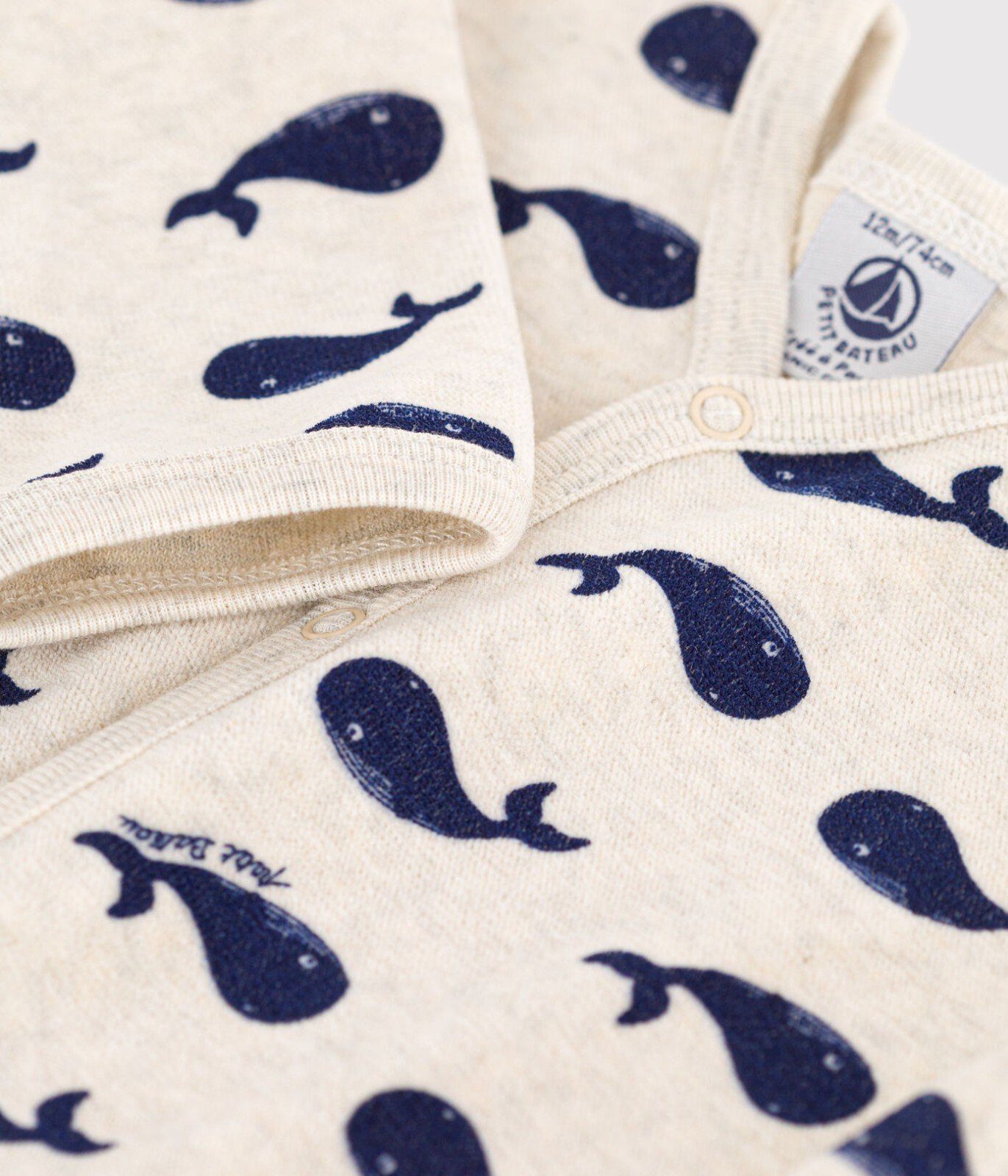 Petit Bateau Strampler Petit Bateau Baby-Strampler aus Samt mit Walmotiv Walprint