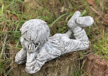 Stone and Style Gartenfigur Steinfigur Junge liegend
