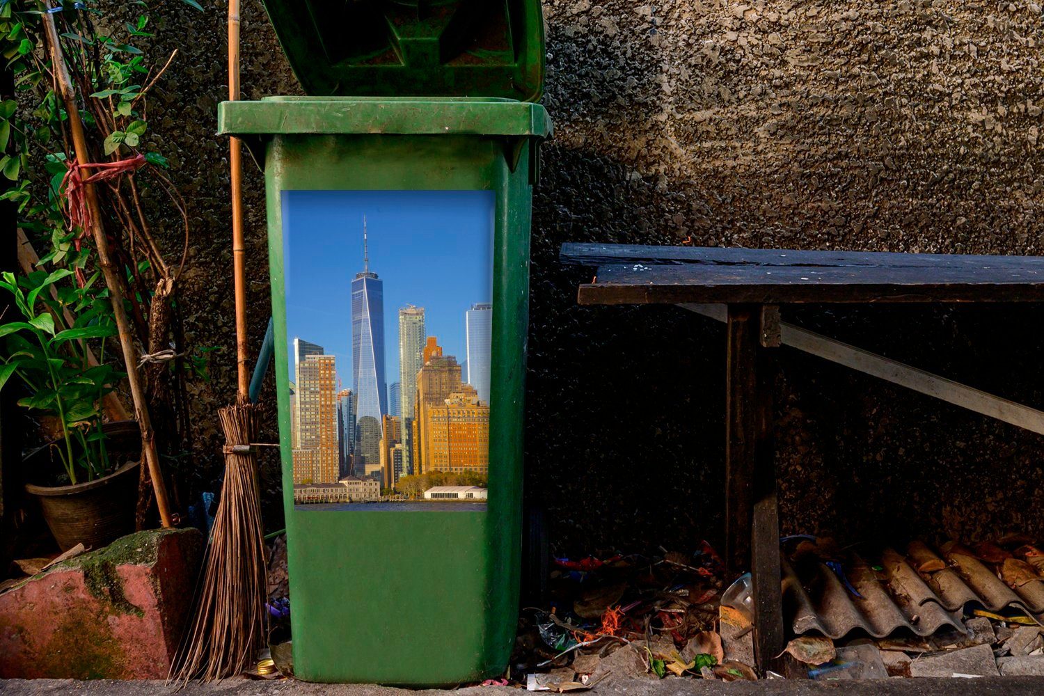 MuchoWow Wandsticker Das eine Sticker, Container, blauen Center (1 vor St), Trade Abfalbehälter Himmel Mülleimer-aufkleber, einem Mülltonne, World
