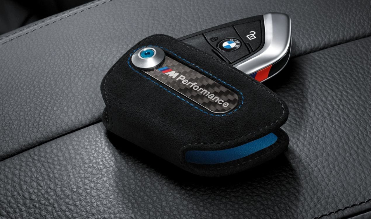 BMW Schlüsselanhänger BMW M Performance Schlüsseletui Alcantara/Carbon  (1-tlg), Ideale Ergänzung zu anderen M Performance Produkten.