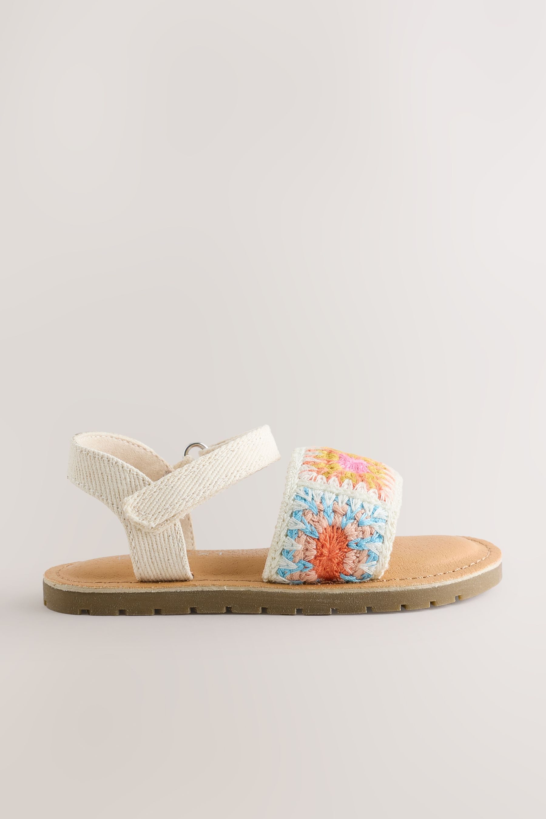 Next Gehäkelte Sandalen mit Klettverschluss Sandale (1-tlg)