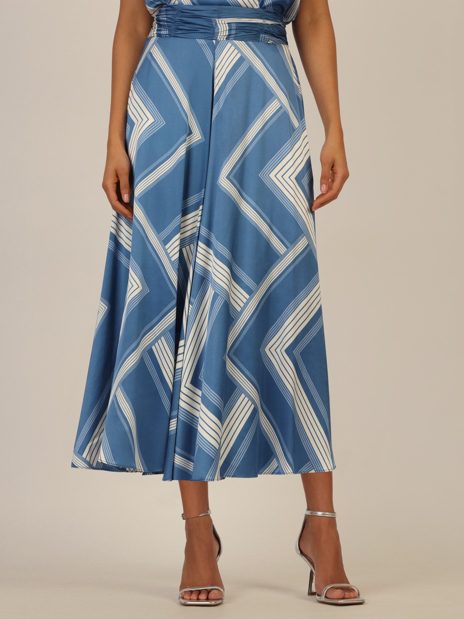 mint & mia Stoffhose aus Satin mit grafischem Muster und Stretchbund